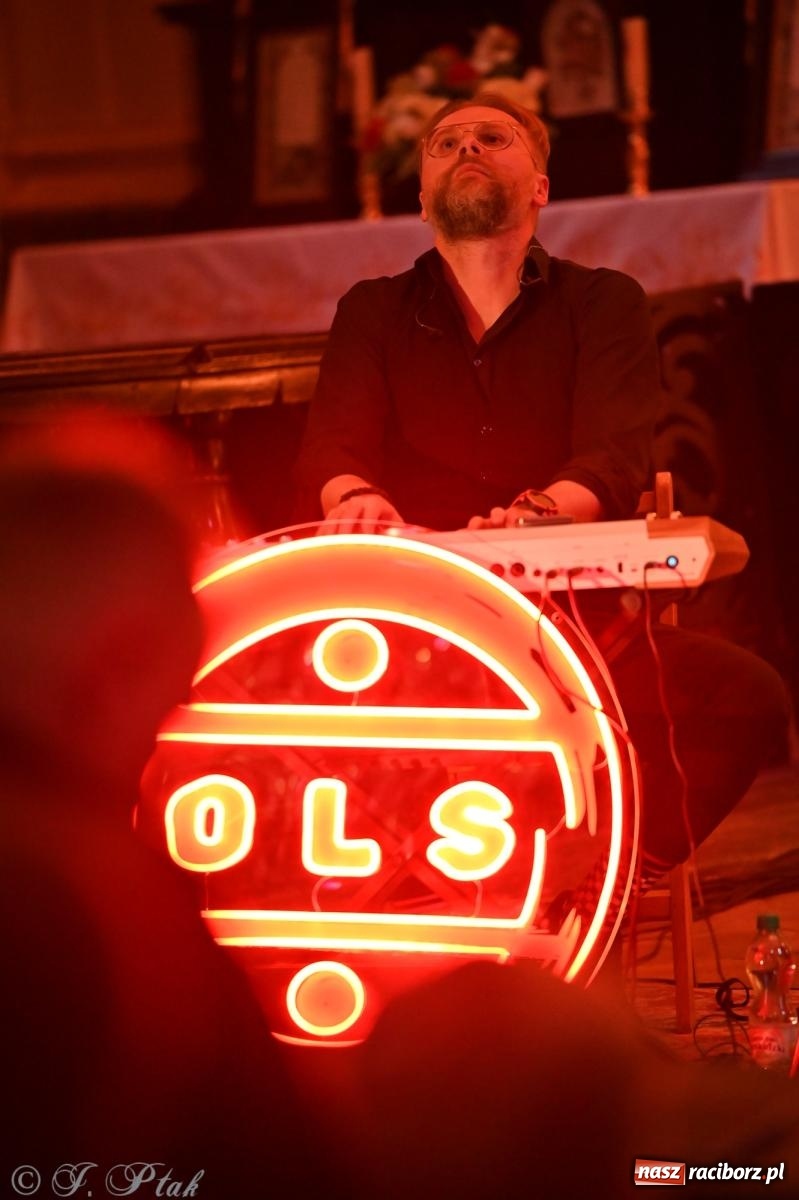 Zdjęcie w galerii na portalu naszraciborz.pl: OFF-ka na wysokich obrotach – drugi dzień festiwalu pełen artystycznych kontrastów [FOTO, WIDEO] wiadomości z regionu