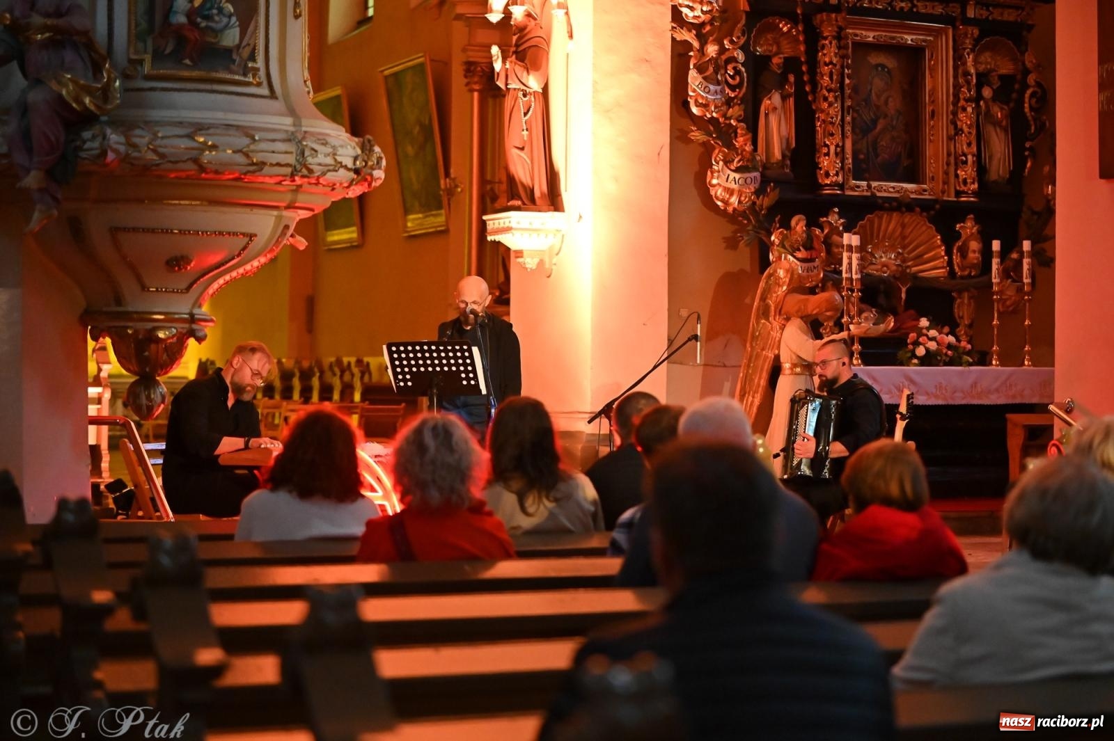 Zdjęcie w galerii na portalu naszraciborz.pl: OFF-ka na wysokich obrotach – drugi dzień festiwalu pełen artystycznych kontrastów [FOTO, WIDEO] wiadomości z regionu