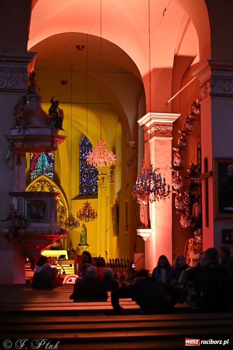 Zdjęcie w galerii na portalu naszraciborz.pl: OFF-ka na wysokich obrotach – drugi dzień festiwalu pełen artystycznych kontrastów [FOTO, WIDEO] wiadomości z regionu