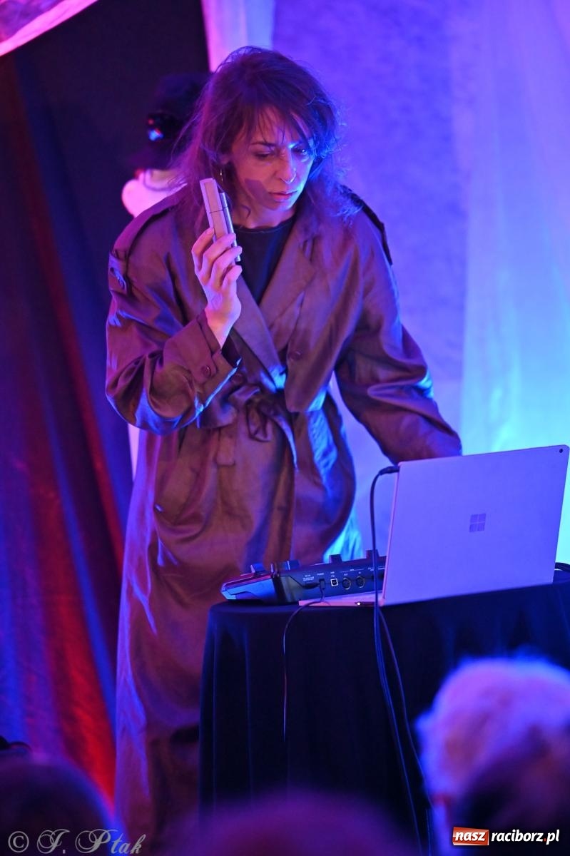 Zdjęcie w galerii na portalu naszraciborz.pl: OFF-ka na wysokich obrotach – drugi dzień festiwalu pełen artystycznych kontrastów [FOTO, WIDEO] wiadomości z regionu