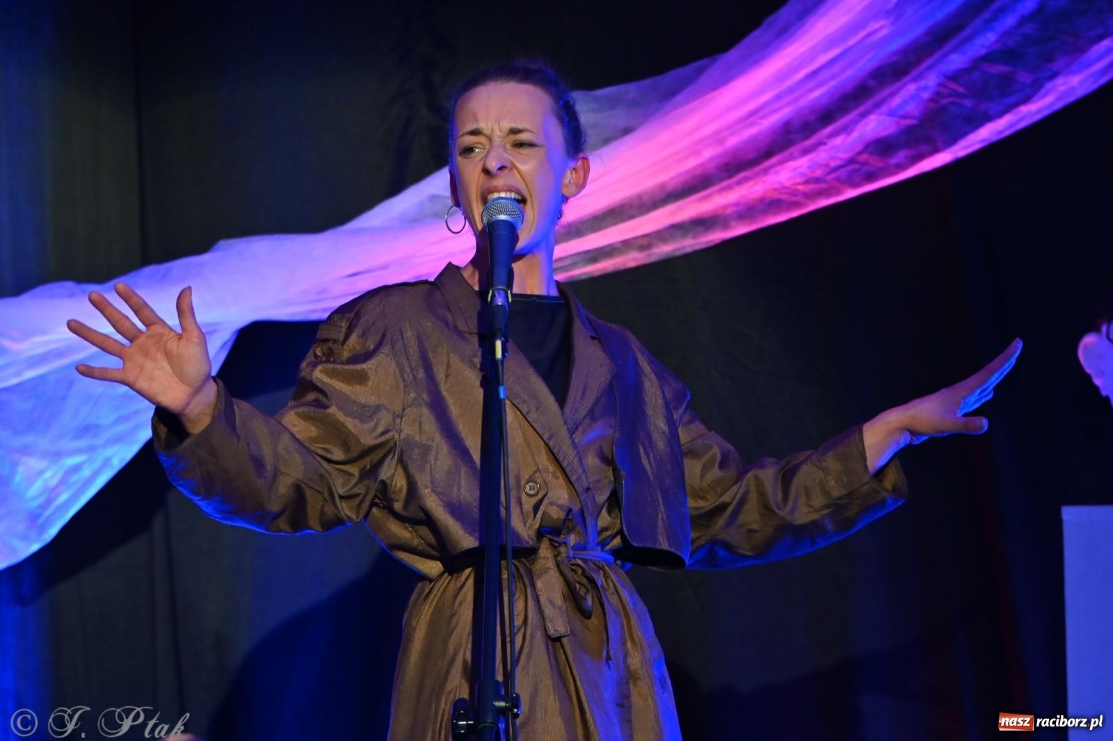 Zdjęcie w galerii na portalu naszraciborz.pl: OFF-ka na wysokich obrotach – drugi dzień festiwalu pełen artystycznych kontrastów [FOTO, WIDEO] wiadomości z regionu