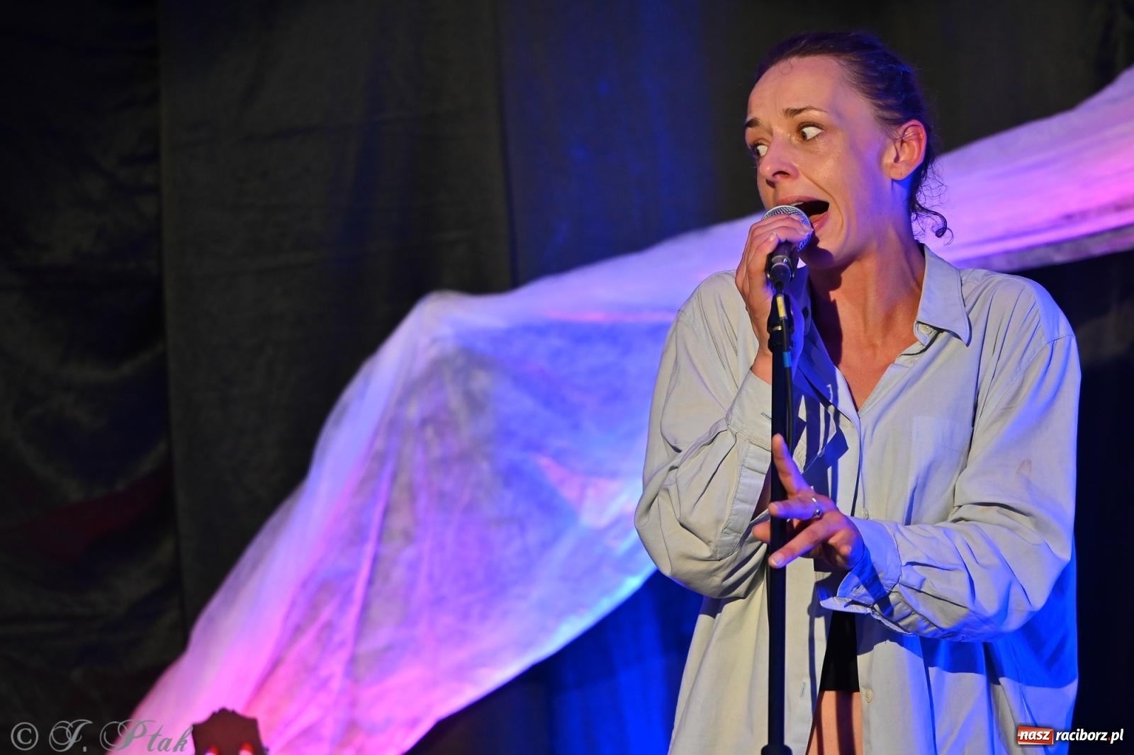 Zdjęcie w galerii na portalu naszraciborz.pl: OFF-ka na wysokich obrotach – drugi dzień festiwalu pełen artystycznych kontrastów [FOTO, WIDEO] wiadomości z regionu