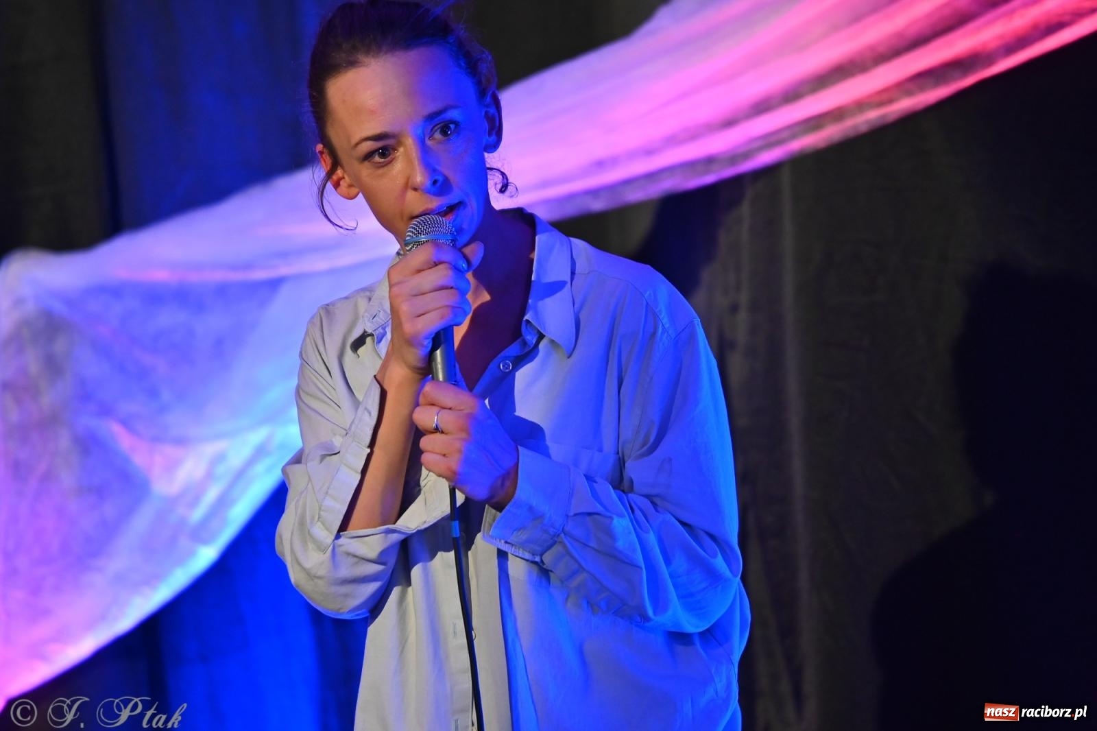 Zdjęcie w galerii na portalu naszraciborz.pl: OFF-ka na wysokich obrotach – drugi dzień festiwalu pełen artystycznych kontrastów [FOTO, WIDEO] wiadomości z regionu