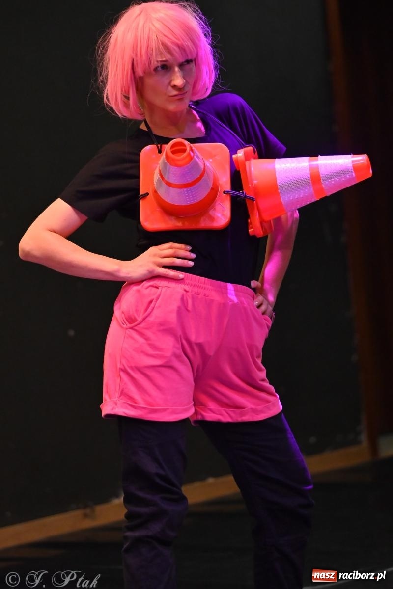 Zdjęcie w galerii na portalu naszraciborz.pl: OFF-ka na wysokich obrotach – drugi dzień festiwalu pełen artystycznych kontrastów [FOTO, WIDEO] wiadomości z regionu