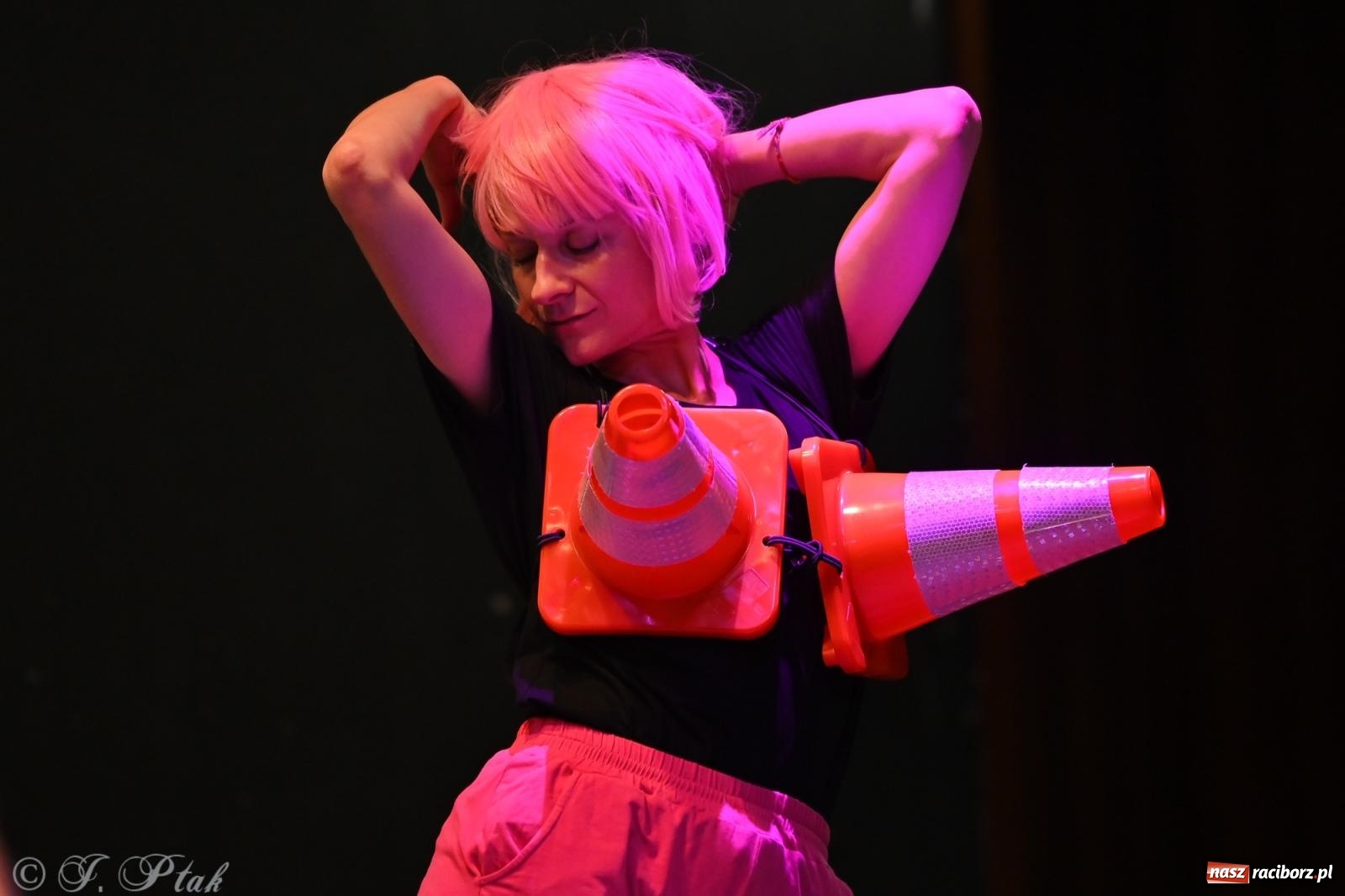 Zdjęcie w galerii na portalu naszraciborz.pl: OFF-ka na wysokich obrotach – drugi dzień festiwalu pełen artystycznych kontrastów [FOTO, WIDEO] wiadomości z regionu