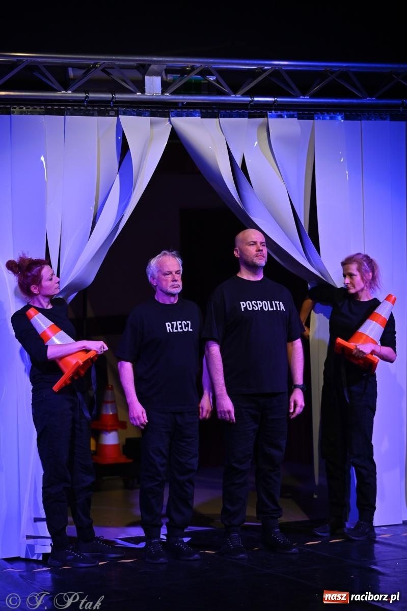 Zdjęcie w galerii na portalu naszraciborz.pl: OFF-ka na wysokich obrotach – drugi dzień festiwalu pełen artystycznych kontrastów [FOTO, WIDEO] wiadomości z regionu