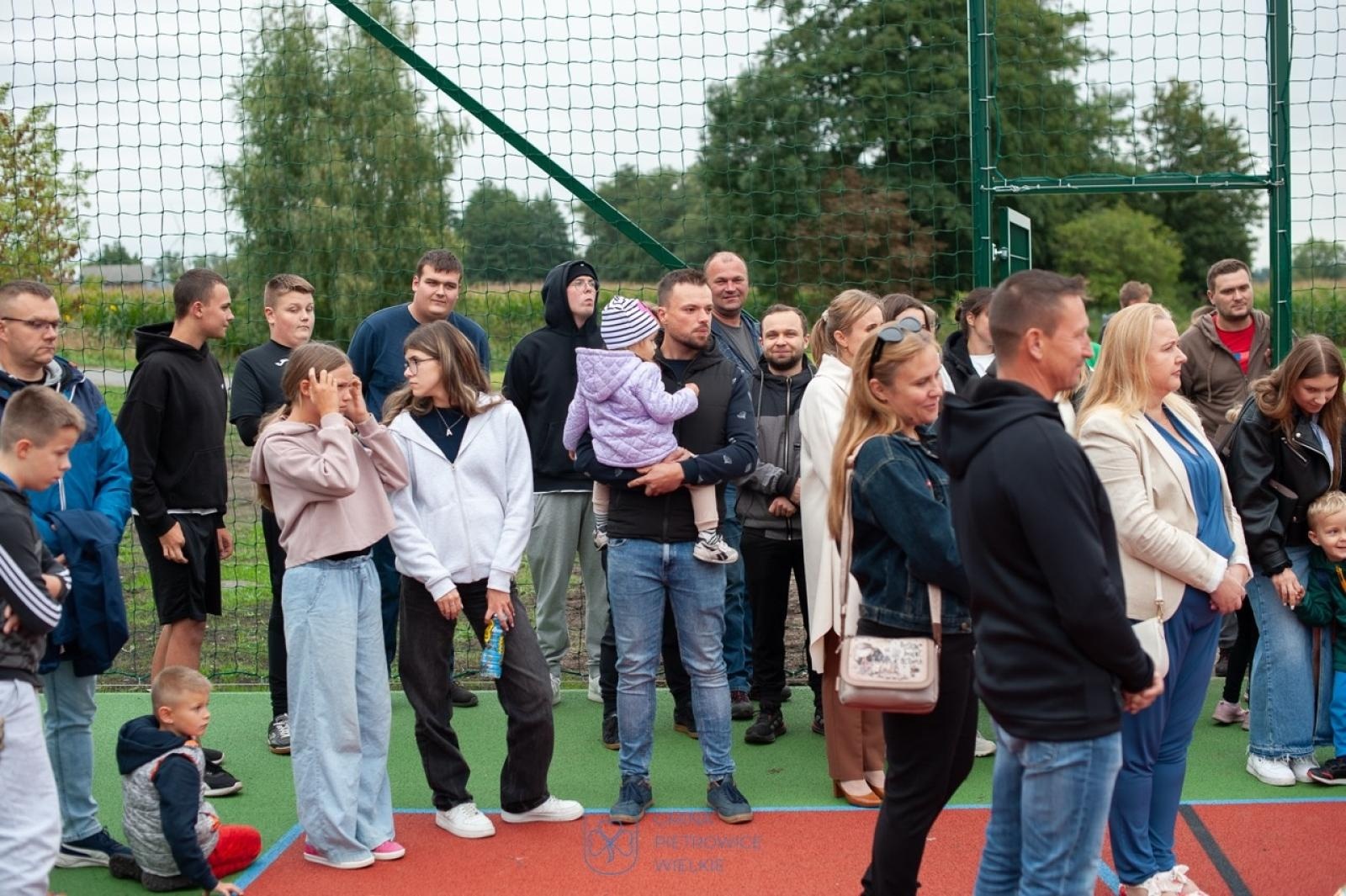 Zdjęcie w galerii na portalu naszraciborz.pl: Maków ma nowe boisko wielofunkcyjne – przestrzeń sportu i integracji dla całej społeczności wiadomości z regionu