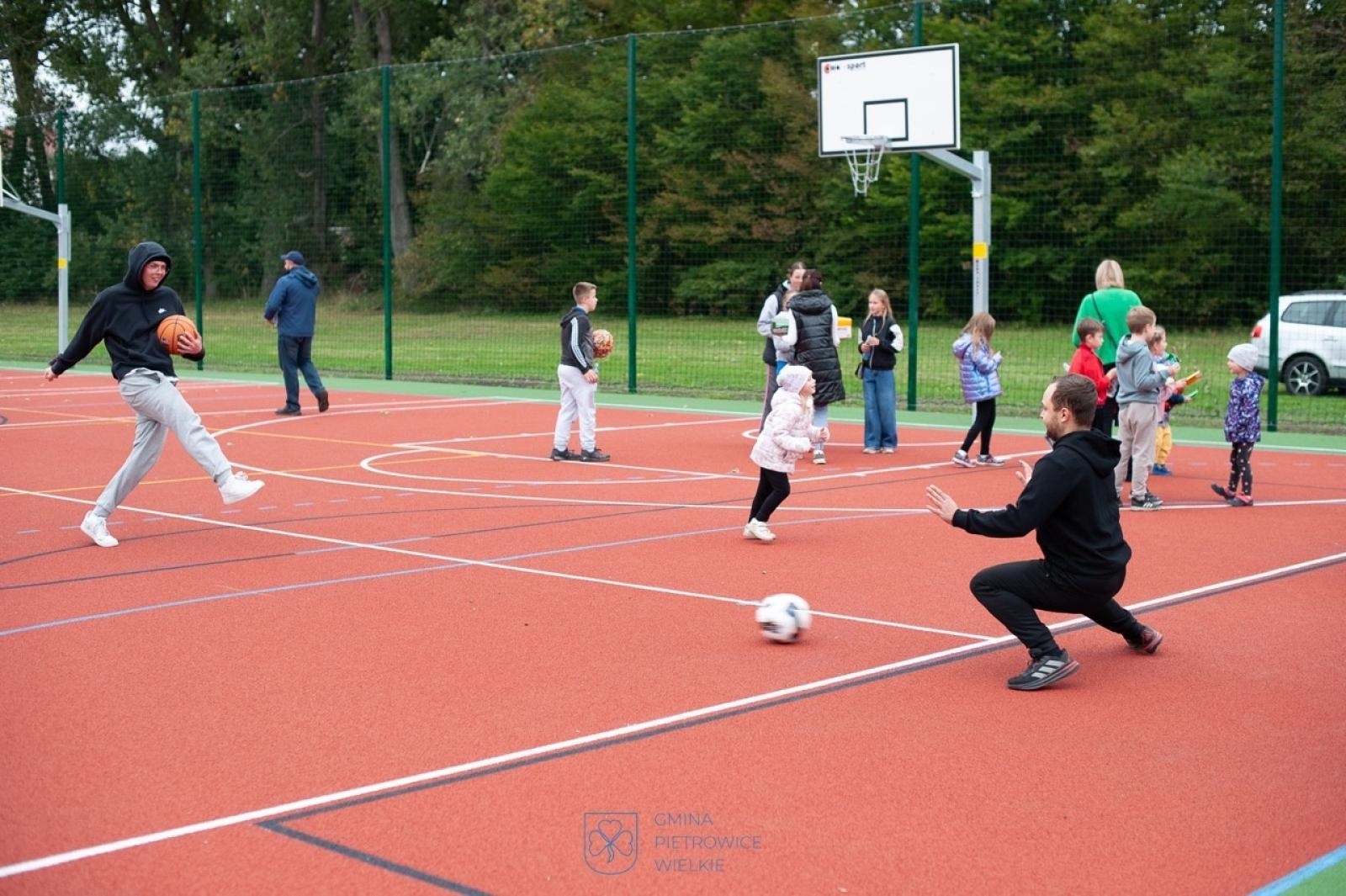Zdjęcie w galerii na portalu naszraciborz.pl: Maków ma nowe boisko wielofunkcyjne – przestrzeń sportu i integracji dla całej społeczności wiadomości z regionu