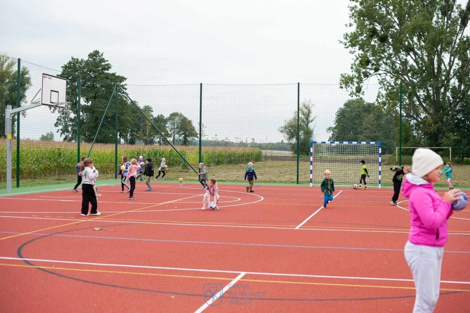 Zdjęcie w galerii na portalu naszraciborz.pl: Maków ma nowe boisko wielofunkcyjne – przestrzeń sportu i integracji dla całej społeczności wiadomości z regionu