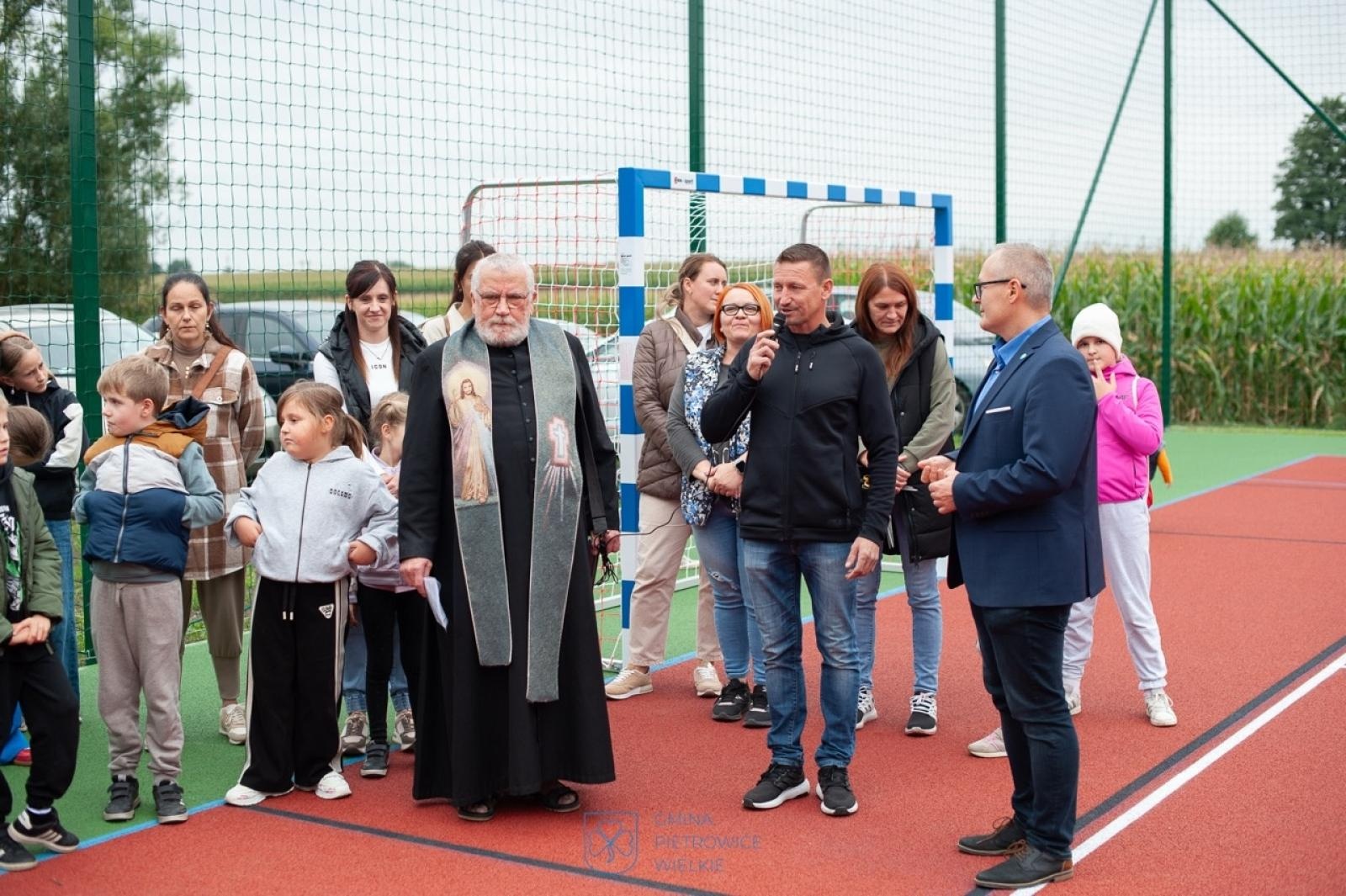 Zdjęcie w galerii na portalu naszraciborz.pl: Maków ma nowe boisko wielofunkcyjne – przestrzeń sportu i integracji dla całej społeczności wiadomości z regionu