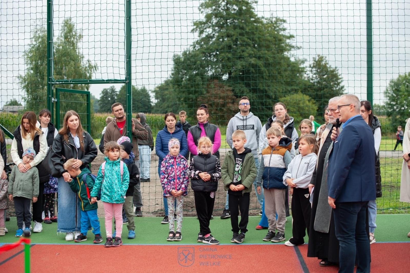 Zdjęcie w galerii na portalu naszraciborz.pl: Maków ma nowe boisko wielofunkcyjne – przestrzeń sportu i integracji dla całej społeczności wiadomości z regionu