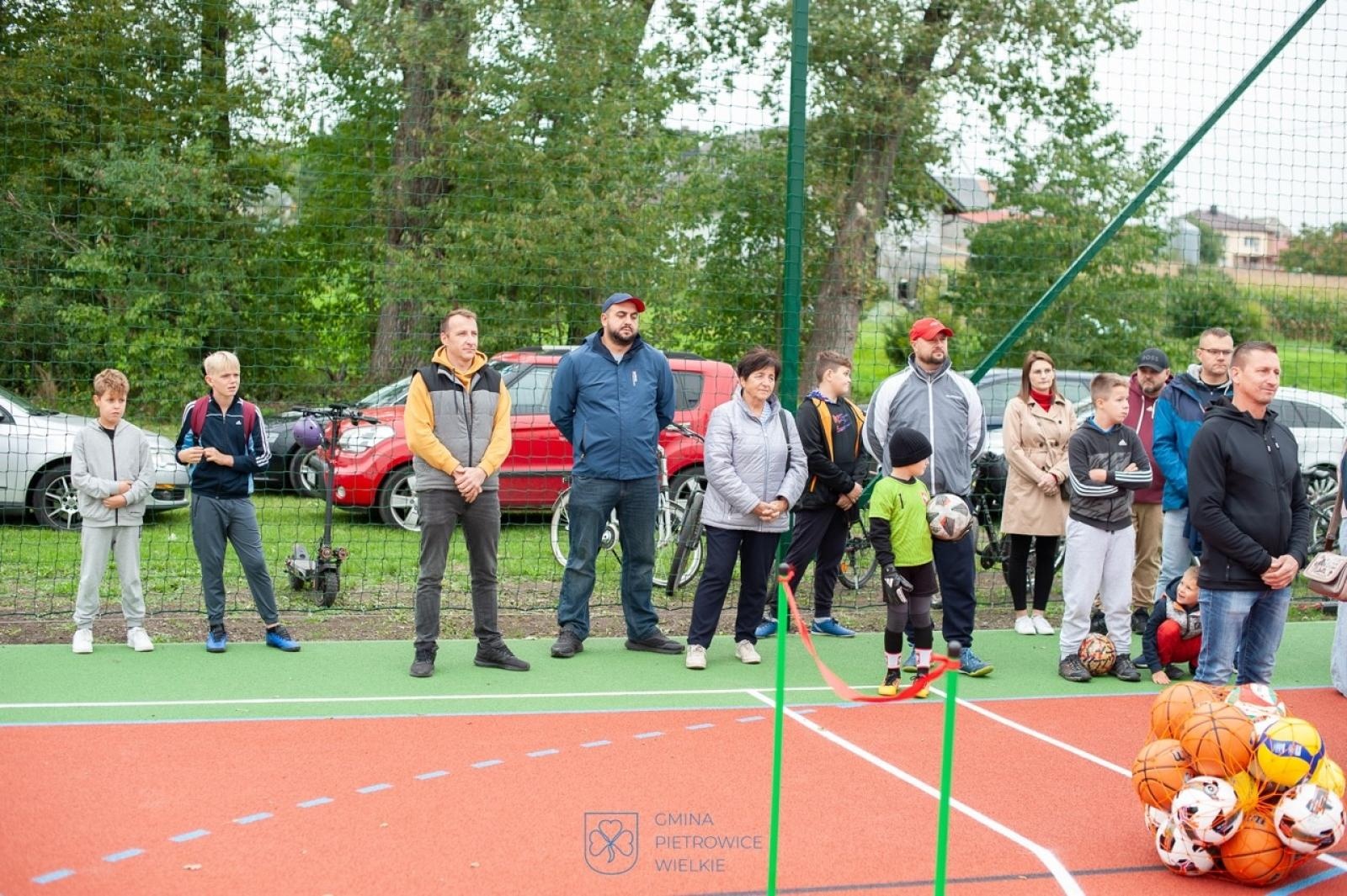 Zdjęcie w galerii na portalu naszraciborz.pl: Maków ma nowe boisko wielofunkcyjne – przestrzeń sportu i integracji dla całej społeczności wiadomości z regionu