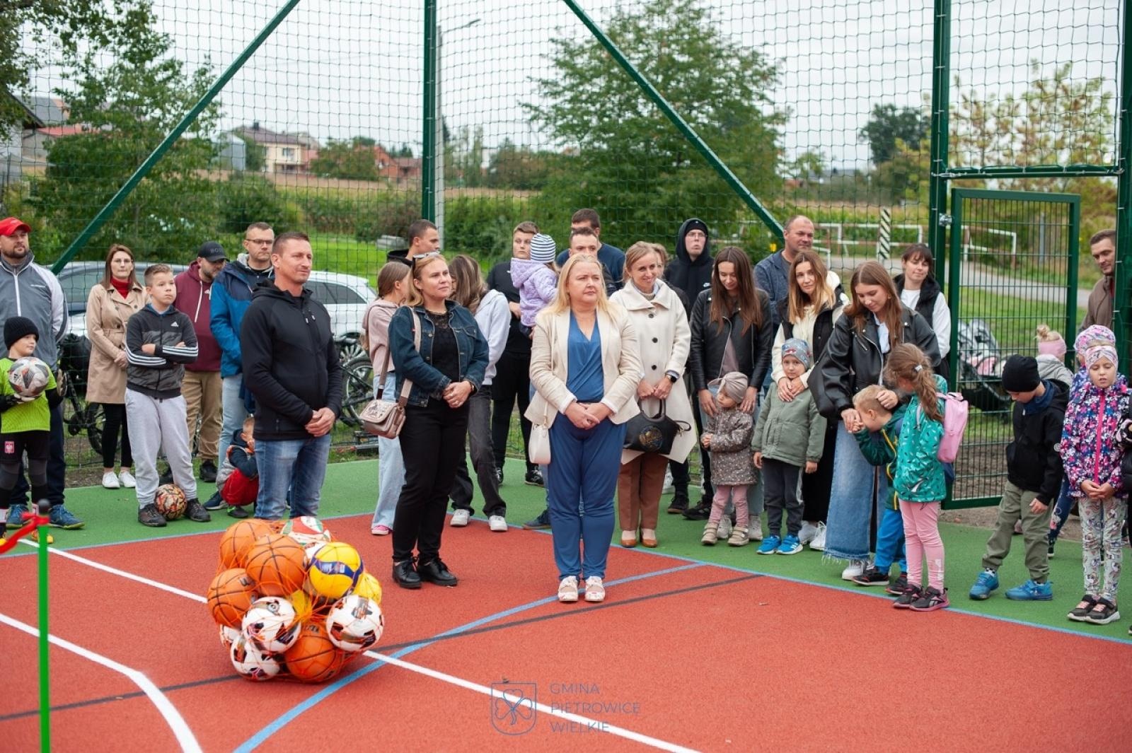 Zdjęcie w galerii na portalu naszraciborz.pl: Maków ma nowe boisko wielofunkcyjne – przestrzeń sportu i integracji dla całej społeczności wiadomości z regionu