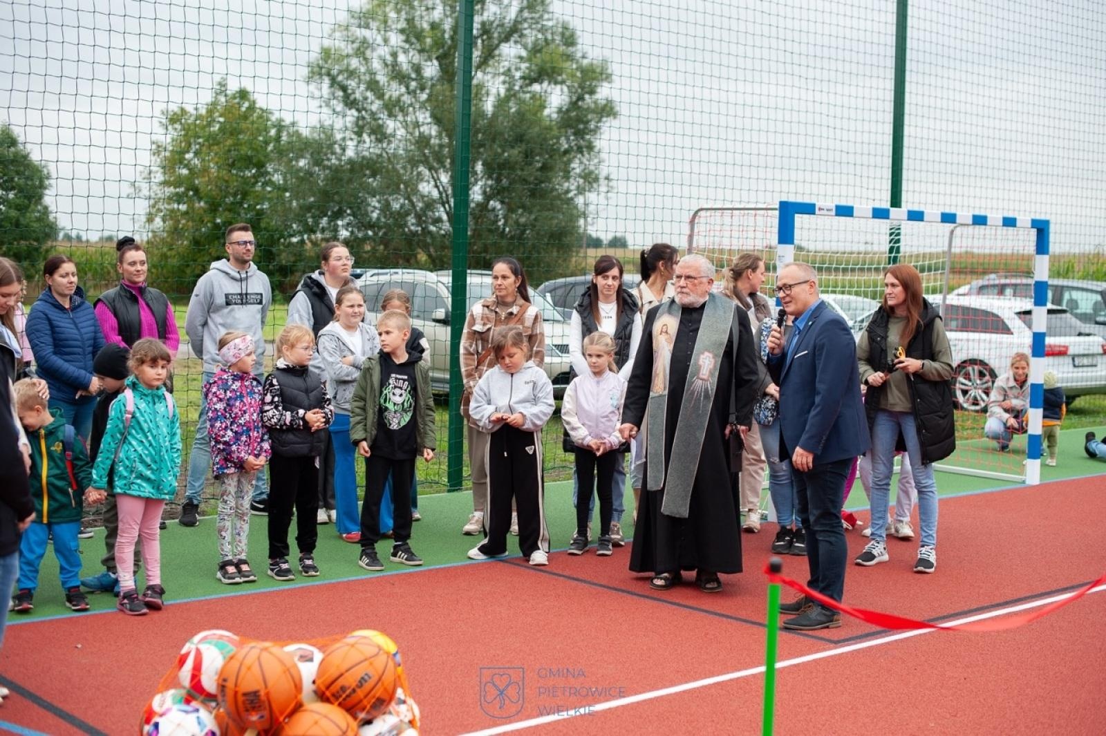 Zdjęcie w galerii na portalu naszraciborz.pl: Maków ma nowe boisko wielofunkcyjne – przestrzeń sportu i integracji dla całej społeczności wiadomości z regionu