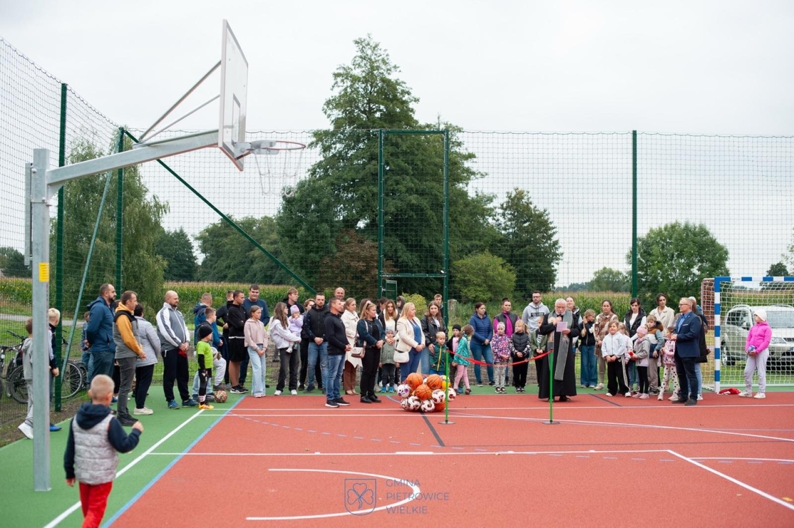 Zdjęcie w galerii na portalu naszraciborz.pl: Maków ma nowe boisko wielofunkcyjne – przestrzeń sportu i integracji dla całej społeczności wiadomości z regionu
