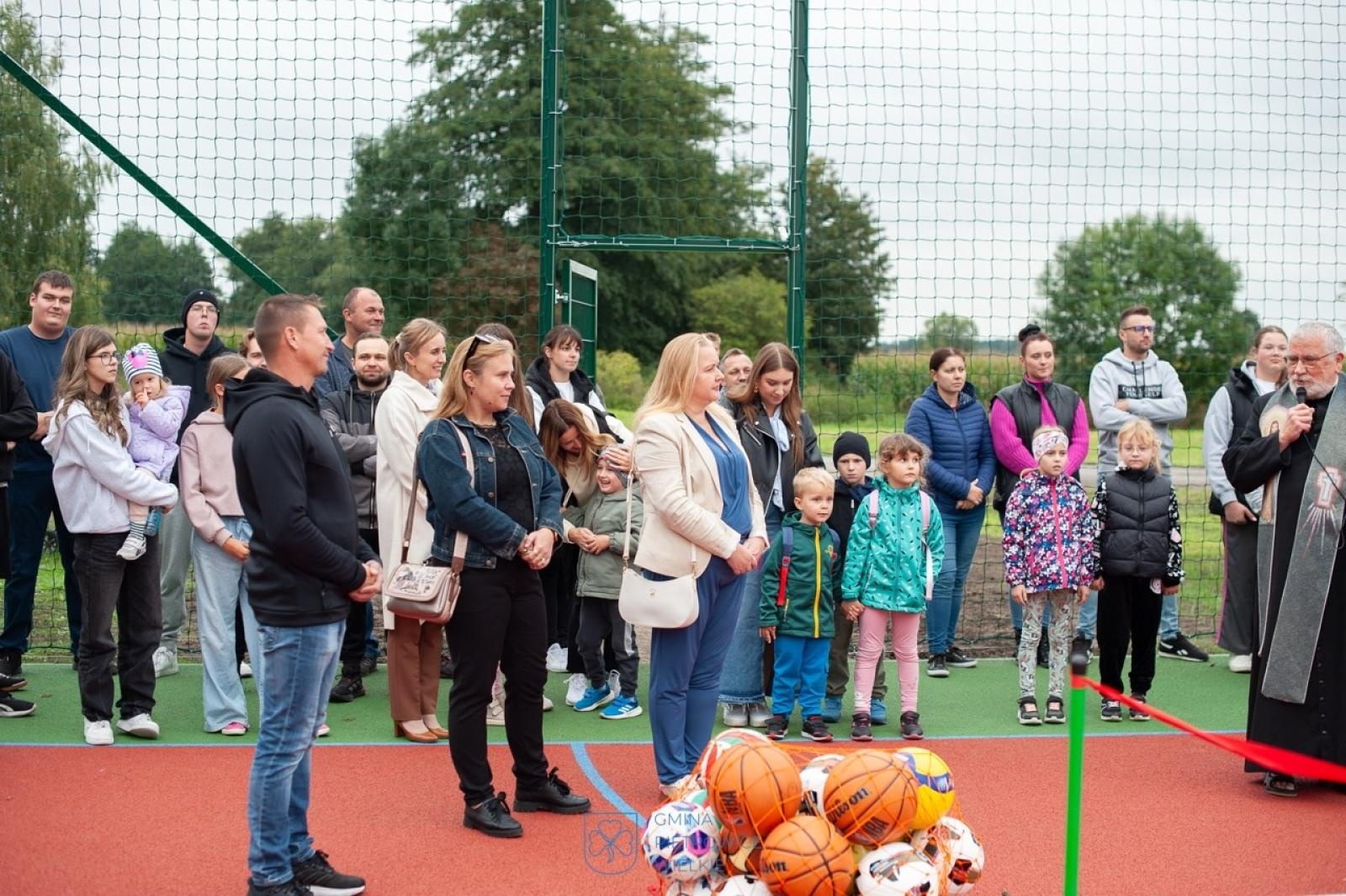 Zdjęcie w galerii na portalu naszraciborz.pl: Maków ma nowe boisko wielofunkcyjne – przestrzeń sportu i integracji dla całej społeczności wiadomości z regionu