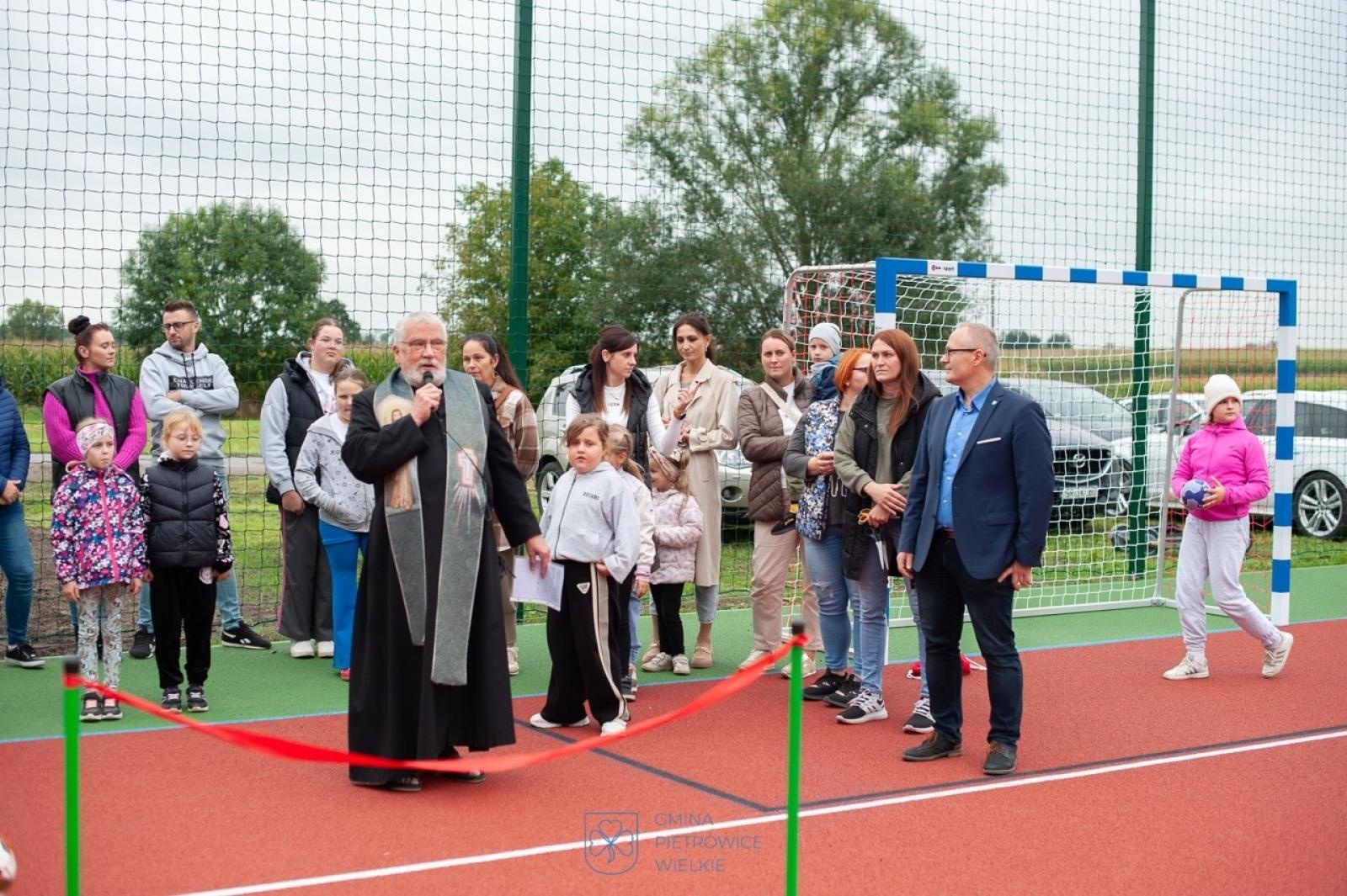 Zdjęcie w galerii na portalu naszraciborz.pl: Maków ma nowe boisko wielofunkcyjne – przestrzeń sportu i integracji dla całej społeczności wiadomości z regionu
