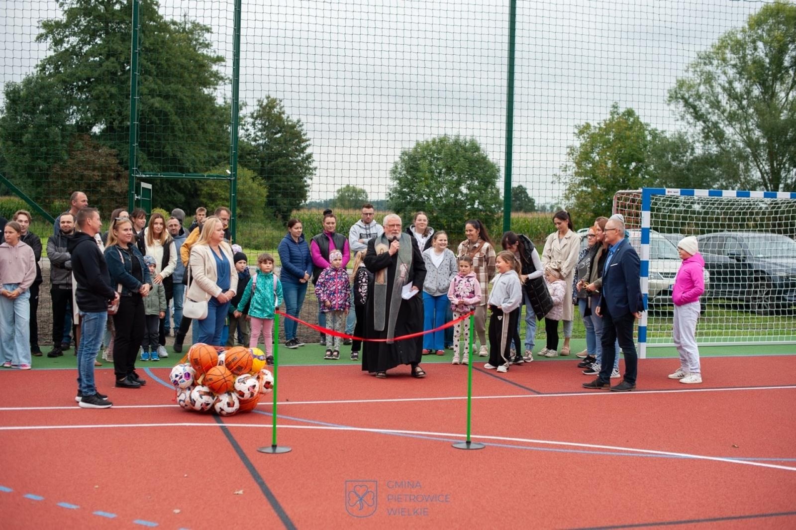 Zdjęcie w galerii na portalu naszraciborz.pl: Maków ma nowe boisko wielofunkcyjne – przestrzeń sportu i integracji dla całej społeczności wiadomości z regionu