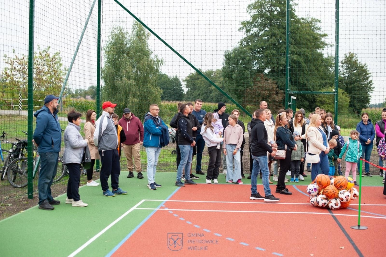 Zdjęcie w galerii na portalu naszraciborz.pl: Maków ma nowe boisko wielofunkcyjne – przestrzeń sportu i integracji dla całej społeczności wiadomości z regionu