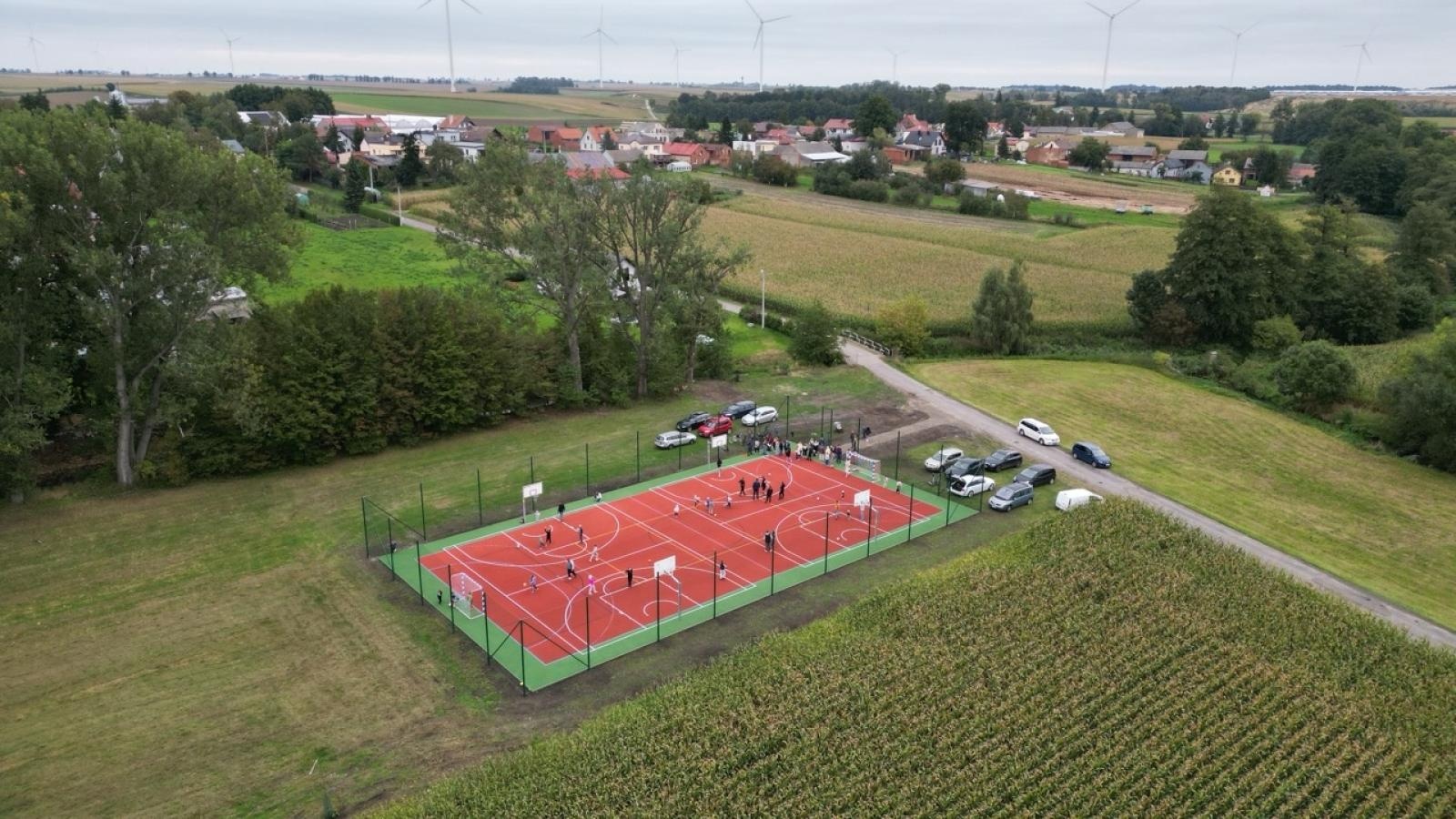 Zdjęcie w galerii na portalu naszraciborz.pl: Maków ma nowe boisko wielofunkcyjne – przestrzeń sportu i integracji dla całej społeczności wiadomości z regionu