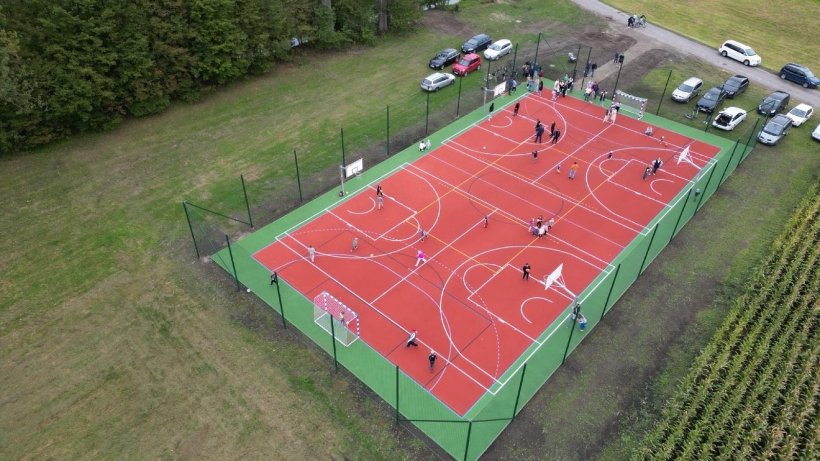 Zdjęcie w galerii na portalu naszraciborz.pl: Maków ma nowe boisko wielofunkcyjne – przestrzeń sportu i integracji dla całej społeczności wiadomości z regionu