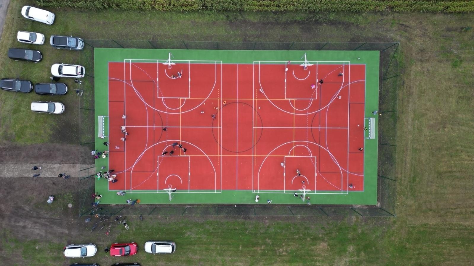 Zdjęcie w galerii na portalu naszraciborz.pl: Maków ma nowe boisko wielofunkcyjne – przestrzeń sportu i integracji dla całej społeczności wiadomości z regionu