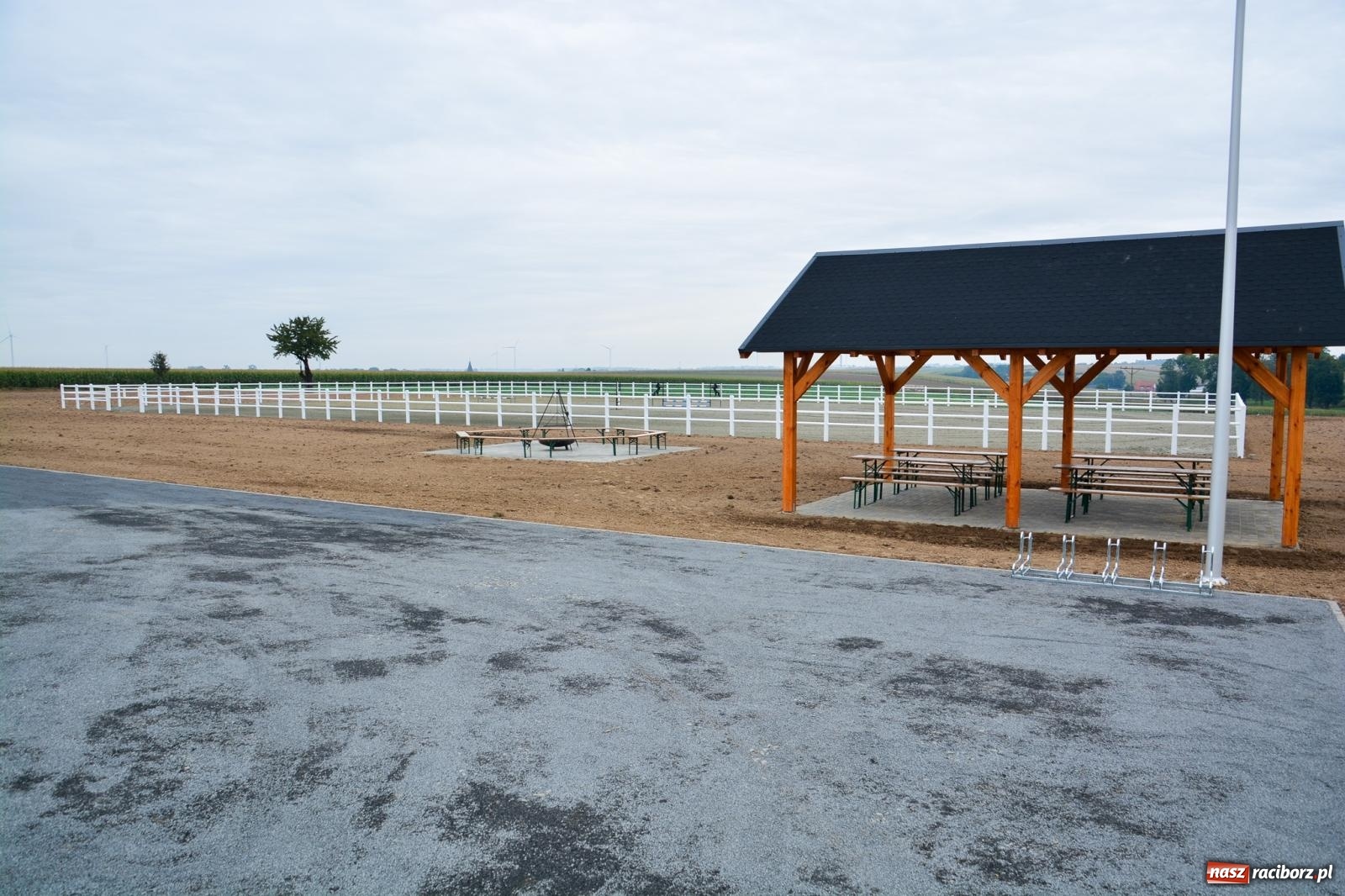 Zdjęcie w galerii na portalu naszraciborz.pl: Hubertus w Żerdzinach – emocje na końskim grzbiecie i nowe atrakcje dla miłośników jeździectwa wiadomości z regionu