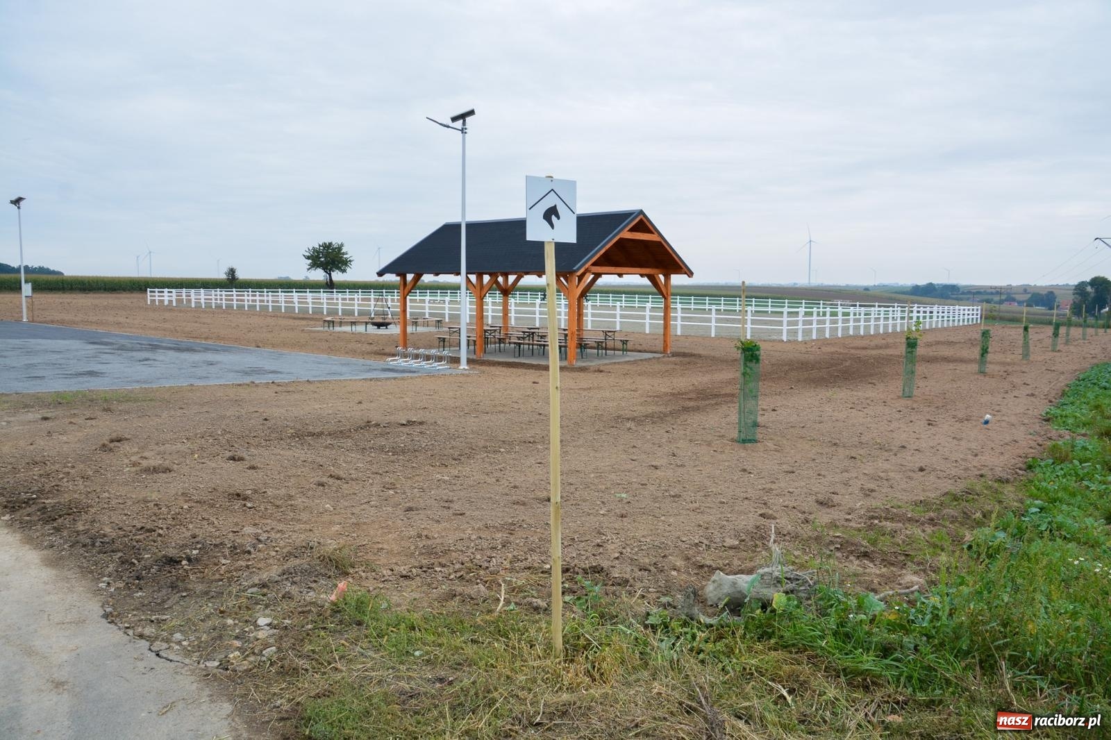 Zdjęcie w galerii na portalu naszraciborz.pl: Hubertus w Żerdzinach – emocje na końskim grzbiecie i nowe atrakcje dla miłośników jeździectwa wiadomości z regionu