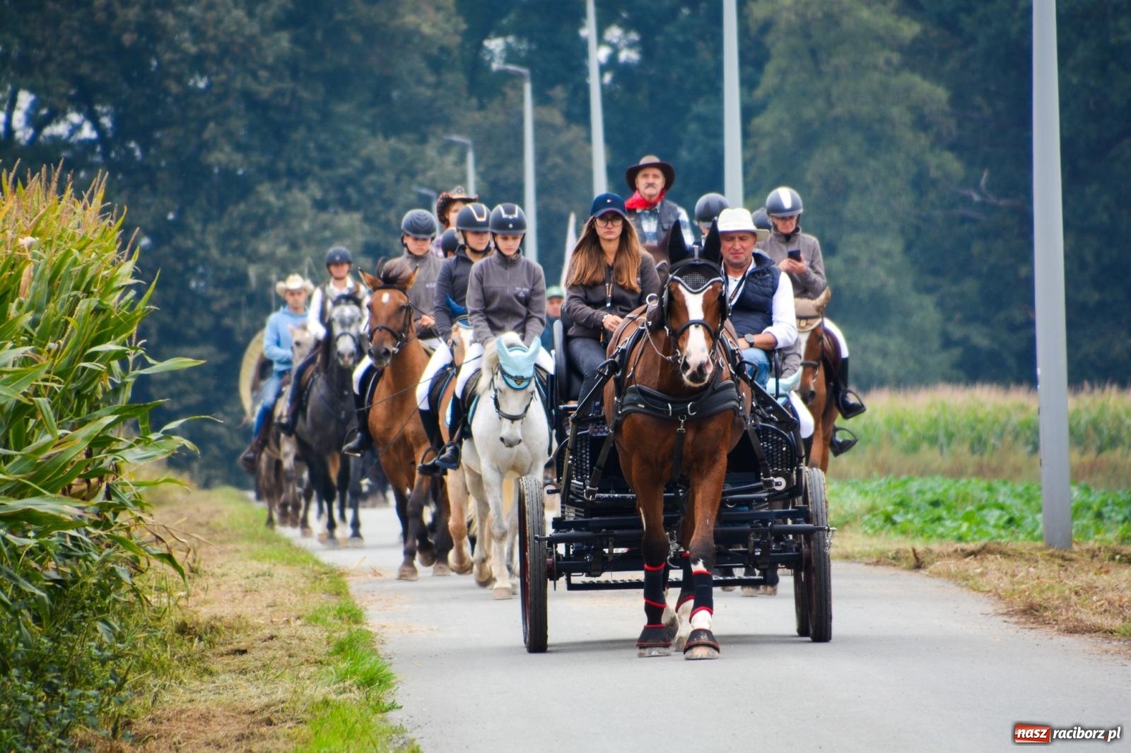 Zdjęcie w galerii na portalu naszraciborz.pl: Hubertus w Żerdzinach – emocje na końskim grzbiecie i nowe atrakcje dla miłośników jeździectwa wiadomości z regionu