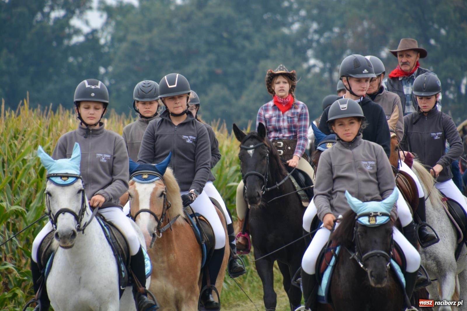 Zdjęcie w galerii na portalu naszraciborz.pl: Hubertus w Żerdzinach – emocje na końskim grzbiecie i nowe atrakcje dla miłośników jeździectwa wiadomości z regionu