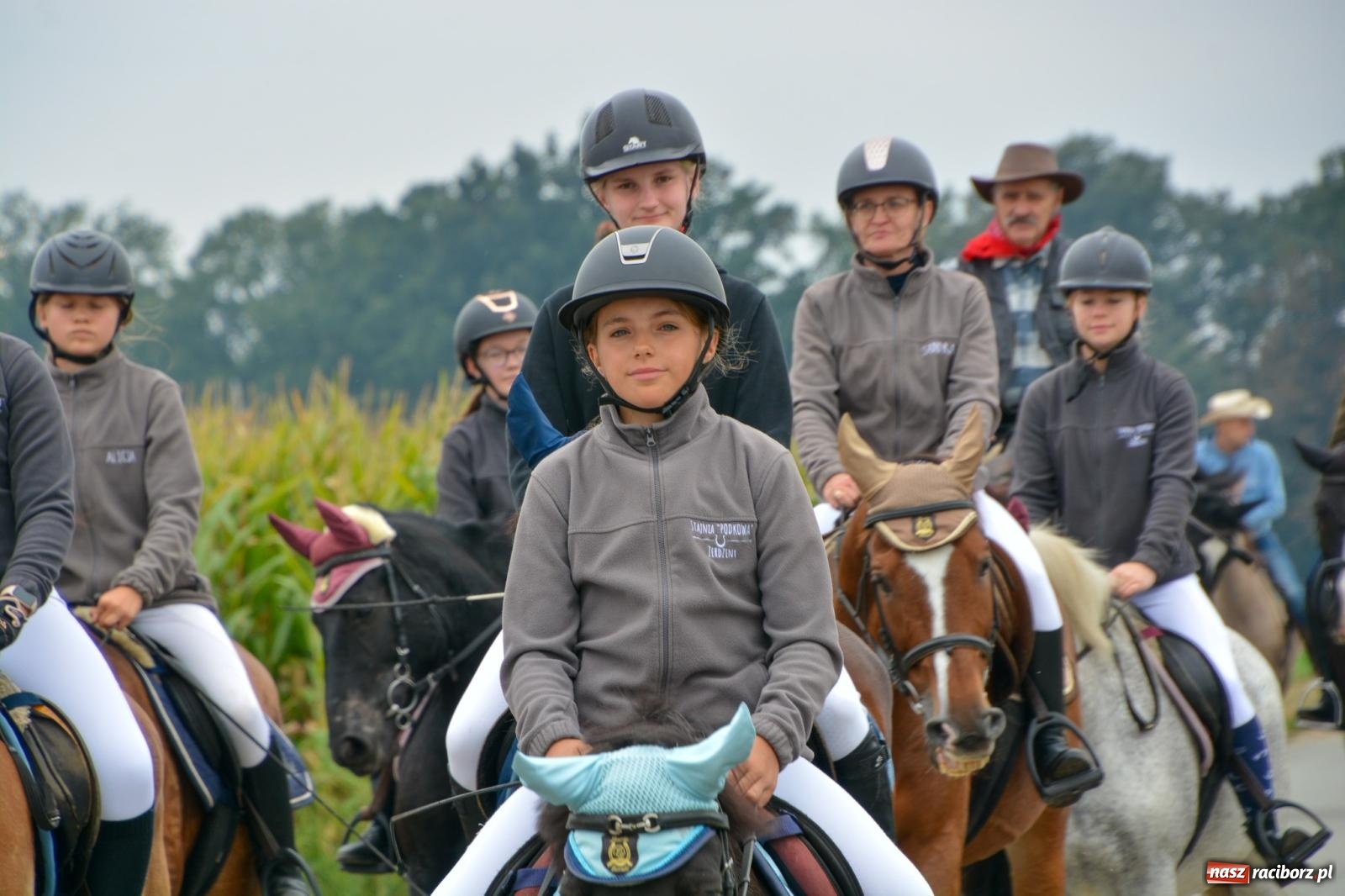 Zdjęcie w galerii na portalu naszraciborz.pl: Hubertus w Żerdzinach – emocje na końskim grzbiecie i nowe atrakcje dla miłośników jeździectwa wiadomości z regionu