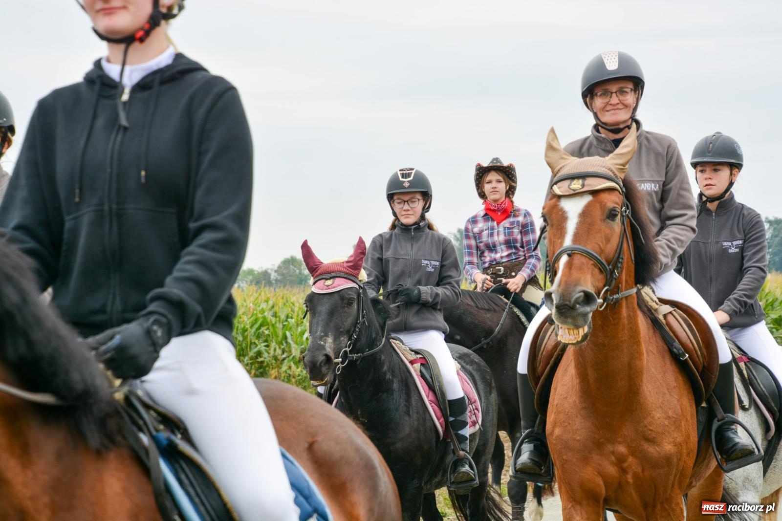 Zdjęcie w galerii na portalu naszraciborz.pl: Hubertus w Żerdzinach – emocje na końskim grzbiecie i nowe atrakcje dla miłośników jeździectwa wiadomości z regionu
