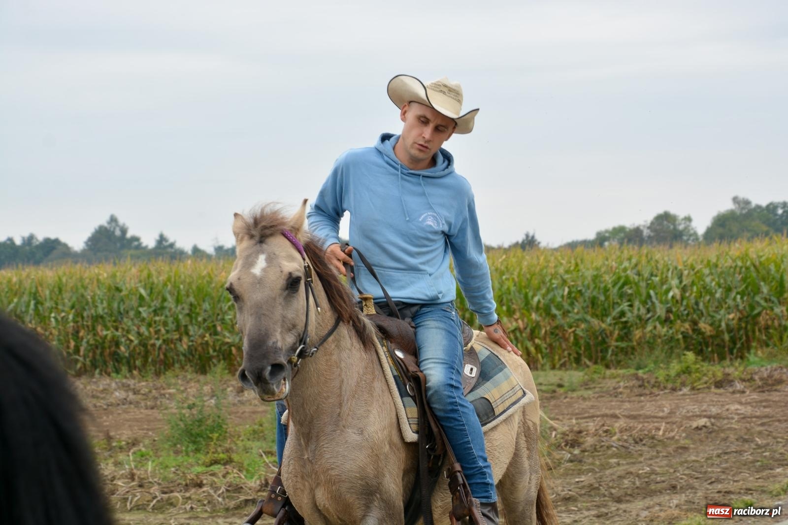 Zdjęcie w galerii na portalu naszraciborz.pl: Hubertus w Żerdzinach – emocje na końskim grzbiecie i nowe atrakcje dla miłośników jeździectwa wiadomości z regionu