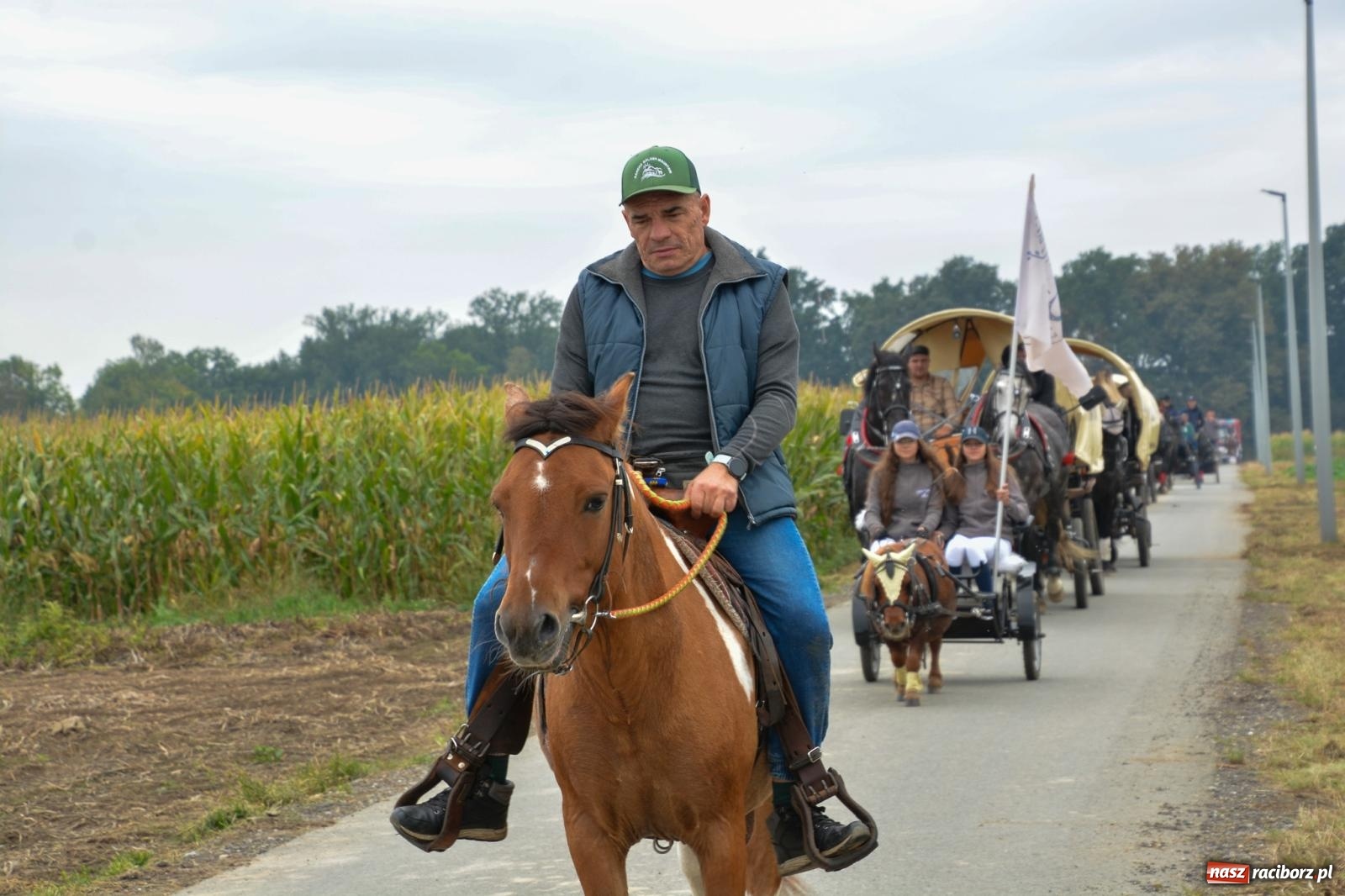 Zdjęcie w galerii na portalu naszraciborz.pl: Hubertus w Żerdzinach – emocje na końskim grzbiecie i nowe atrakcje dla miłośników jeździectwa wiadomości z regionu
