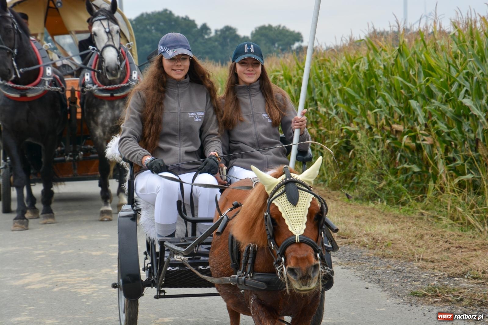 Zdjęcie w galerii na portalu naszraciborz.pl: Hubertus w Żerdzinach – emocje na końskim grzbiecie i nowe atrakcje dla miłośników jeździectwa wiadomości z regionu