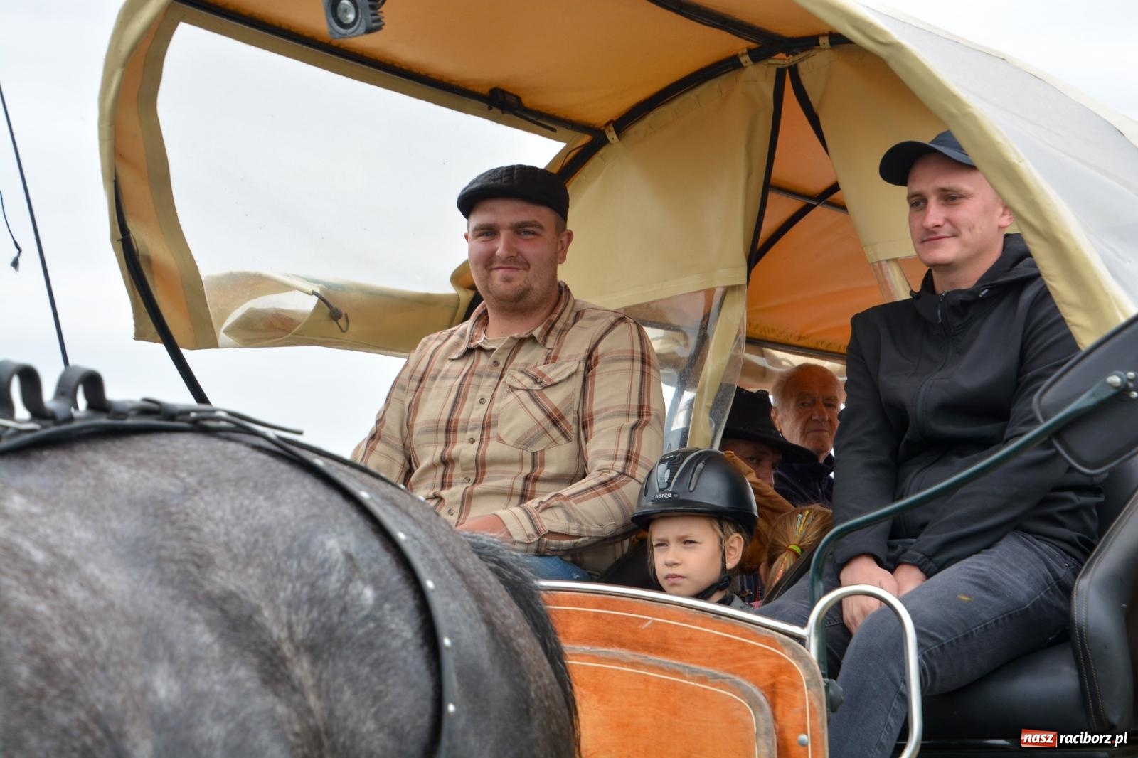 Zdjęcie w galerii na portalu naszraciborz.pl: Hubertus w Żerdzinach – emocje na końskim grzbiecie i nowe atrakcje dla miłośników jeździectwa wiadomości z regionu