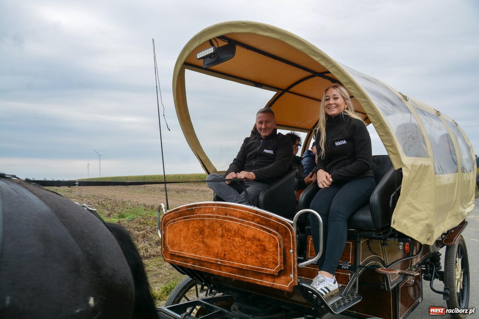 Zdjęcie w galerii na portalu naszraciborz.pl: Hubertus w Żerdzinach – emocje na końskim grzbiecie i nowe atrakcje dla miłośników jeździectwa wiadomości z regionu