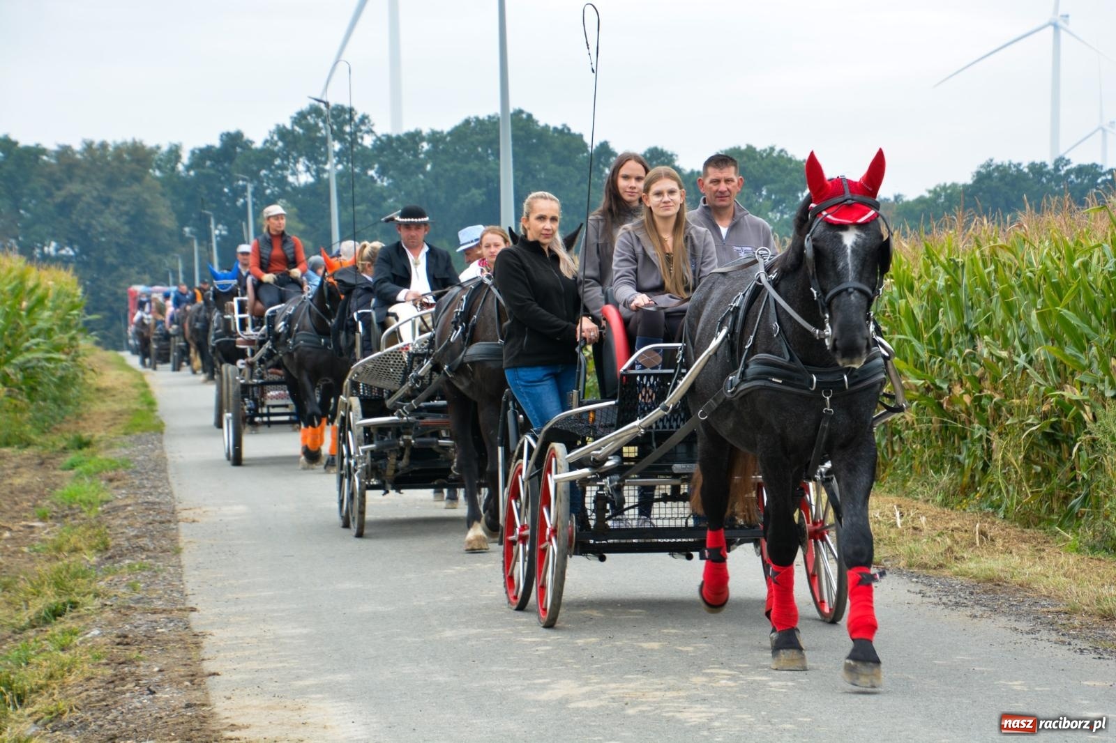 Zdjęcie w galerii na portalu naszraciborz.pl: Hubertus w Żerdzinach – emocje na końskim grzbiecie i nowe atrakcje dla miłośników jeździectwa wiadomości z regionu