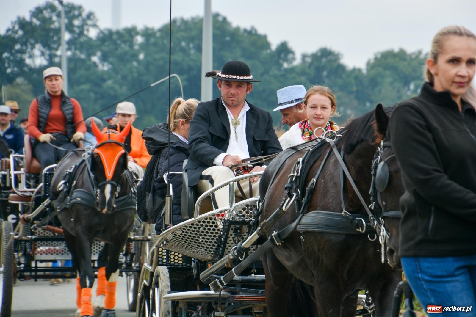 Zdjęcie w galerii na portalu naszraciborz.pl: Hubertus w Żerdzinach – emocje na końskim grzbiecie i nowe atrakcje dla miłośników jeździectwa wiadomości z regionu