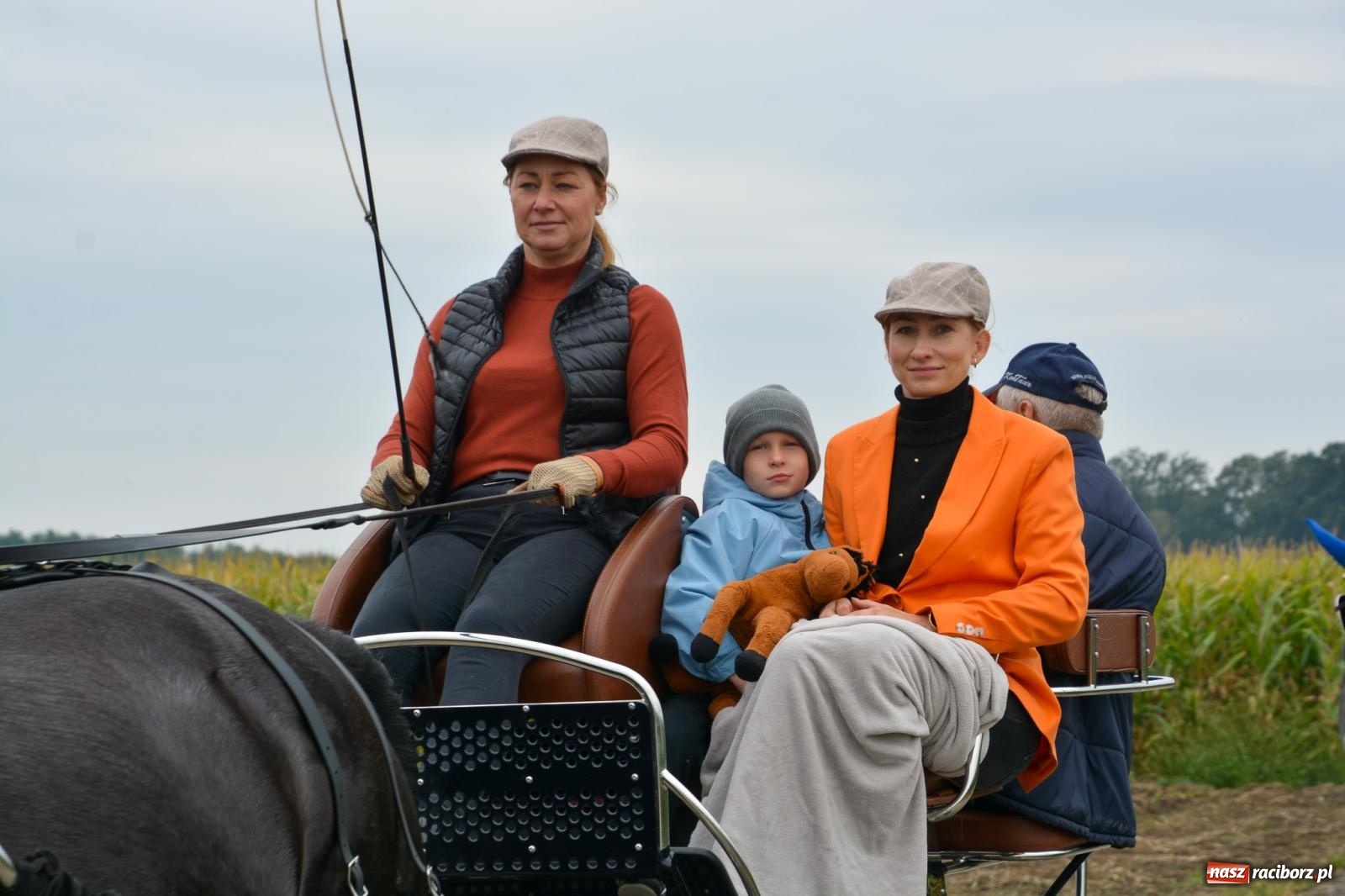 Zdjęcie w galerii na portalu naszraciborz.pl: Hubertus w Żerdzinach – emocje na końskim grzbiecie i nowe atrakcje dla miłośników jeździectwa wiadomości z regionu