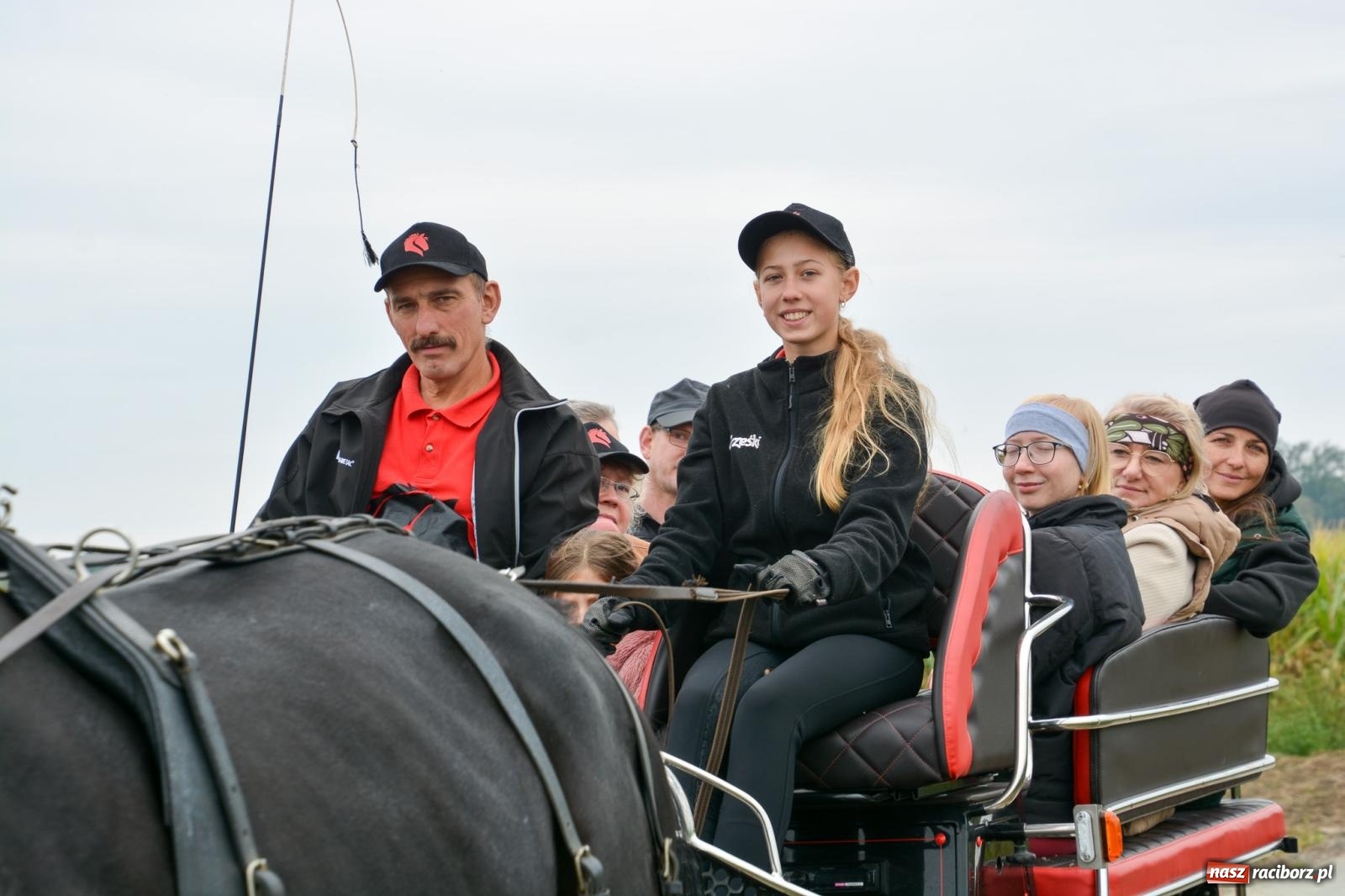 Zdjęcie w galerii na portalu naszraciborz.pl: Hubertus w Żerdzinach – emocje na końskim grzbiecie i nowe atrakcje dla miłośników jeździectwa wiadomości z regionu
