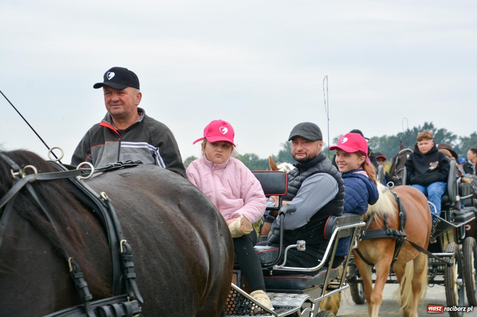 Zdjęcie w galerii na portalu naszraciborz.pl: Hubertus w Żerdzinach – emocje na końskim grzbiecie i nowe atrakcje dla miłośników jeździectwa wiadomości z regionu