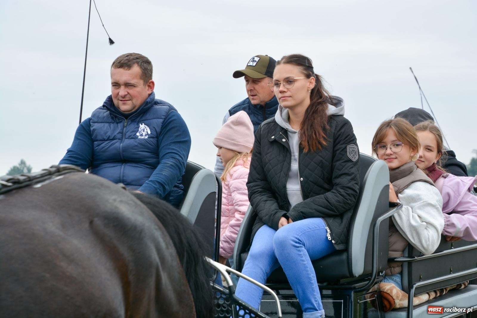 Zdjęcie w galerii na portalu naszraciborz.pl: Hubertus w Żerdzinach – emocje na końskim grzbiecie i nowe atrakcje dla miłośników jeździectwa wiadomości z regionu