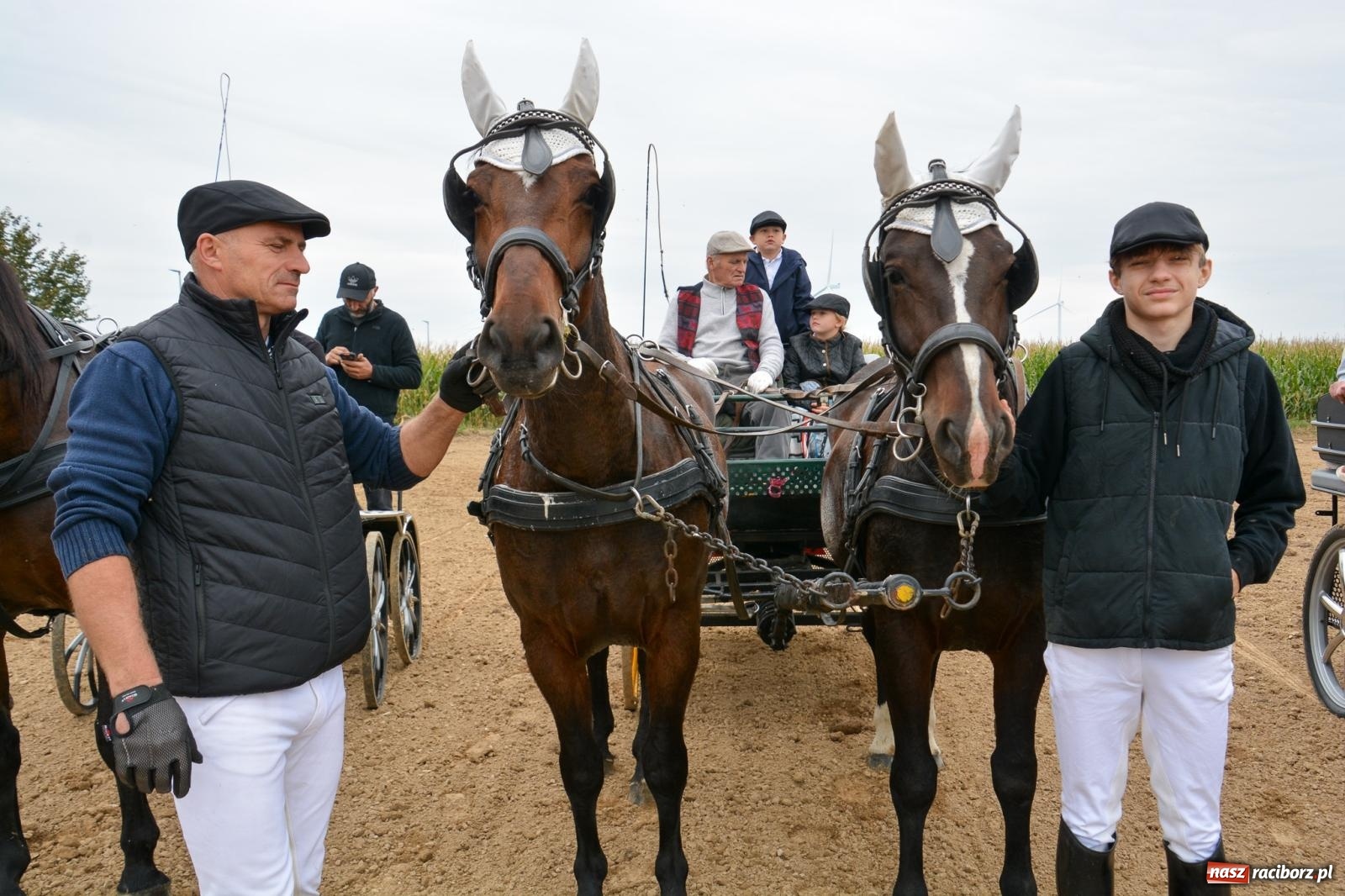 Zdjęcie w galerii na portalu naszraciborz.pl: Hubertus w Żerdzinach – emocje na końskim grzbiecie i nowe atrakcje dla miłośników jeździectwa wiadomości z regionu
