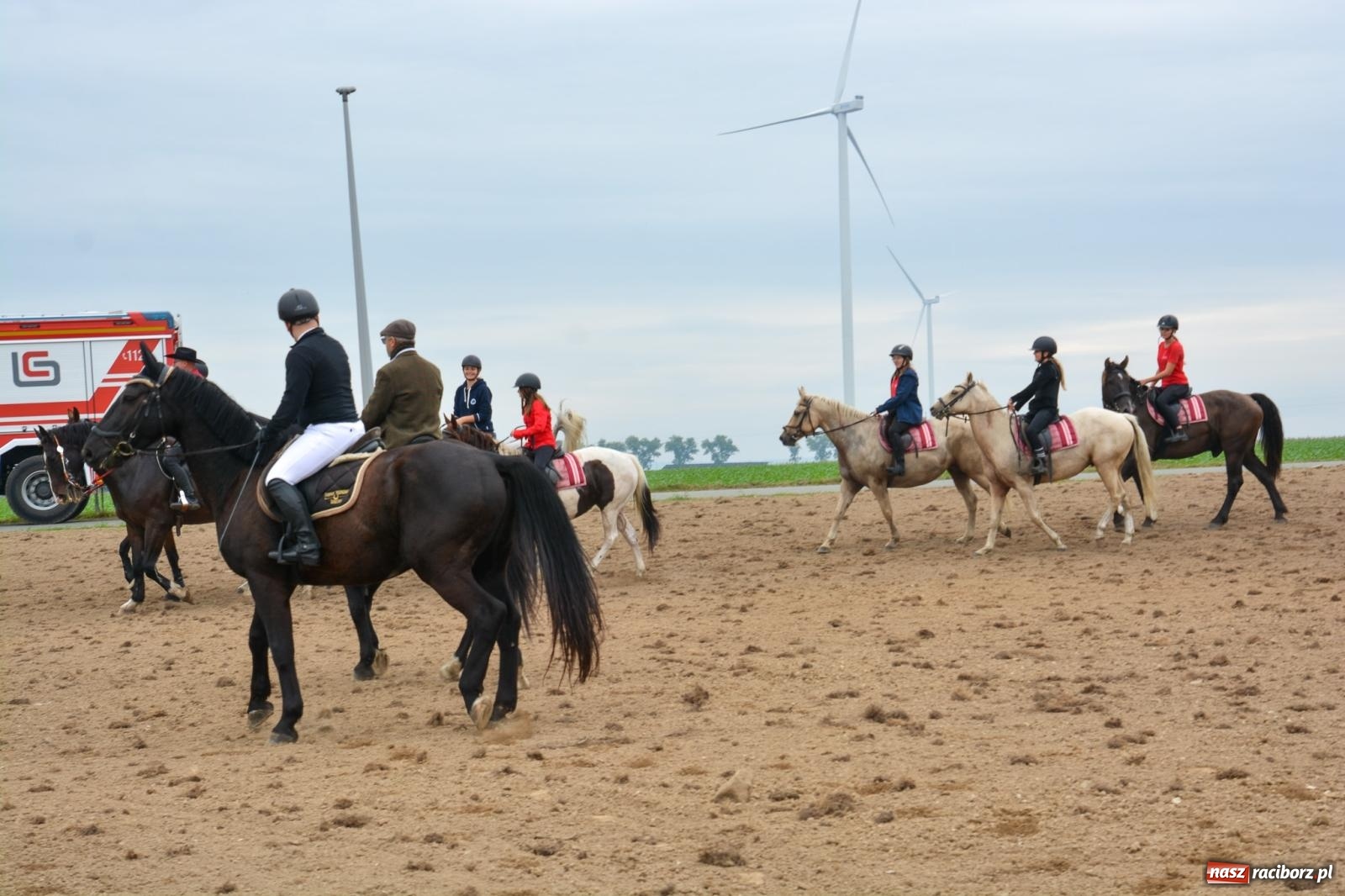 Zdjęcie w galerii na portalu naszraciborz.pl: Hubertus w Żerdzinach – emocje na końskim grzbiecie i nowe atrakcje dla miłośników jeździectwa wiadomości z regionu