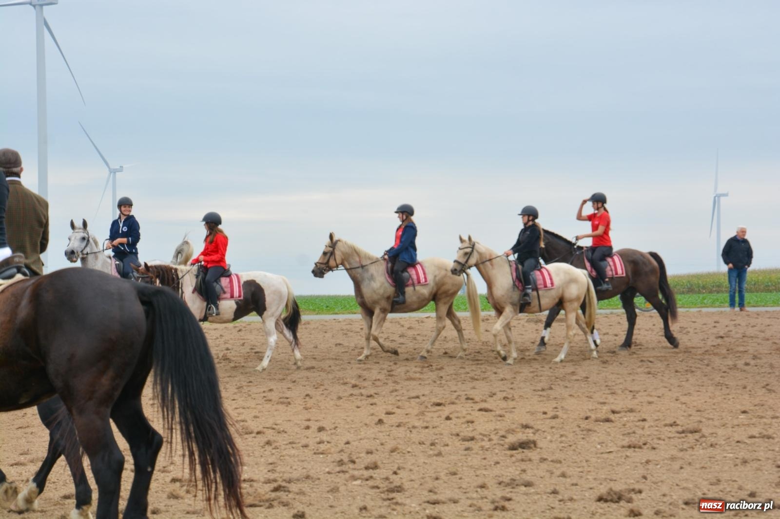 Zdjęcie w galerii na portalu naszraciborz.pl: Hubertus w Żerdzinach – emocje na końskim grzbiecie i nowe atrakcje dla miłośników jeździectwa wiadomości z regionu