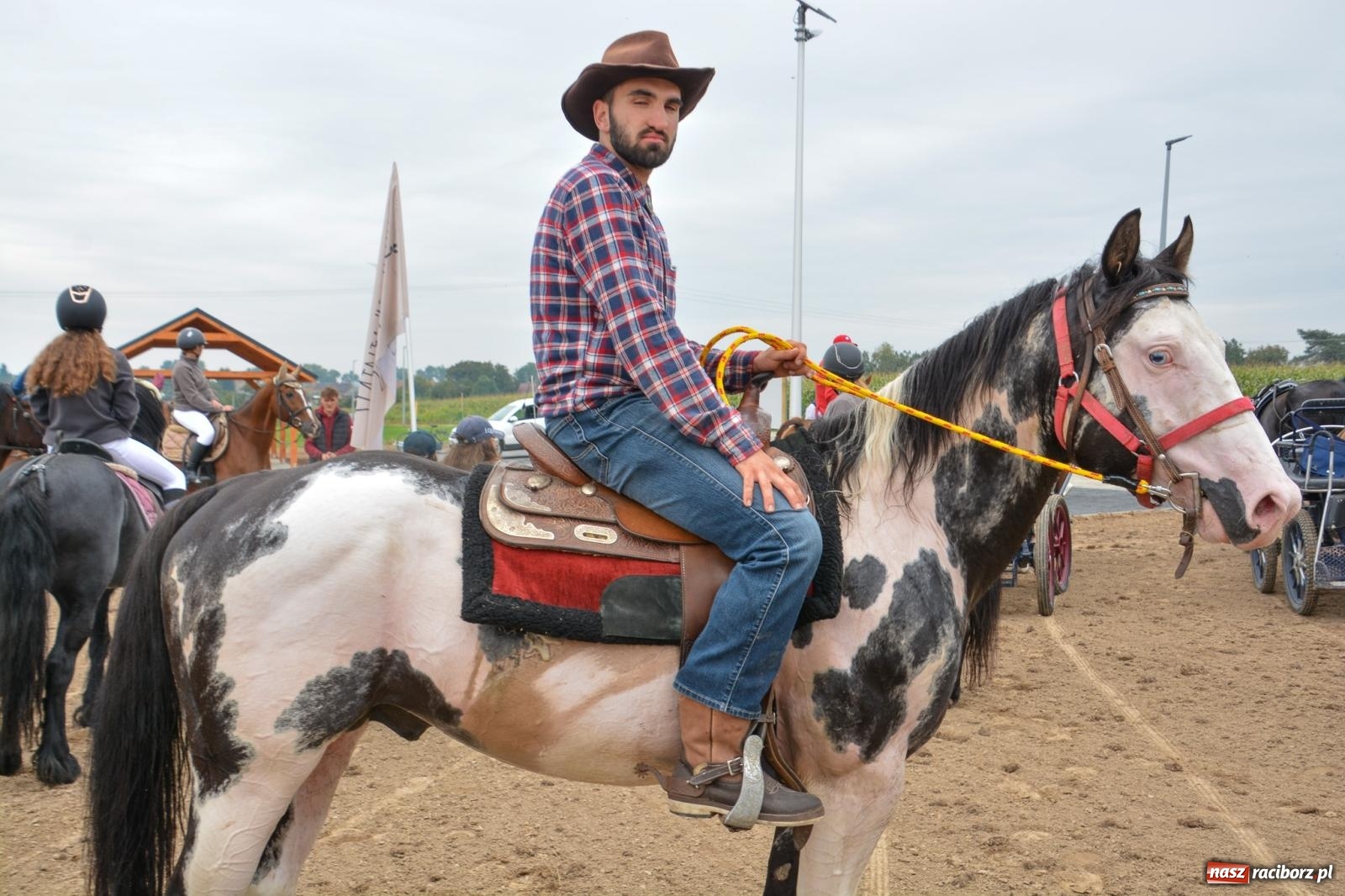 Zdjęcie w galerii na portalu naszraciborz.pl: Hubertus w Żerdzinach – emocje na końskim grzbiecie i nowe atrakcje dla miłośników jeździectwa wiadomości z regionu