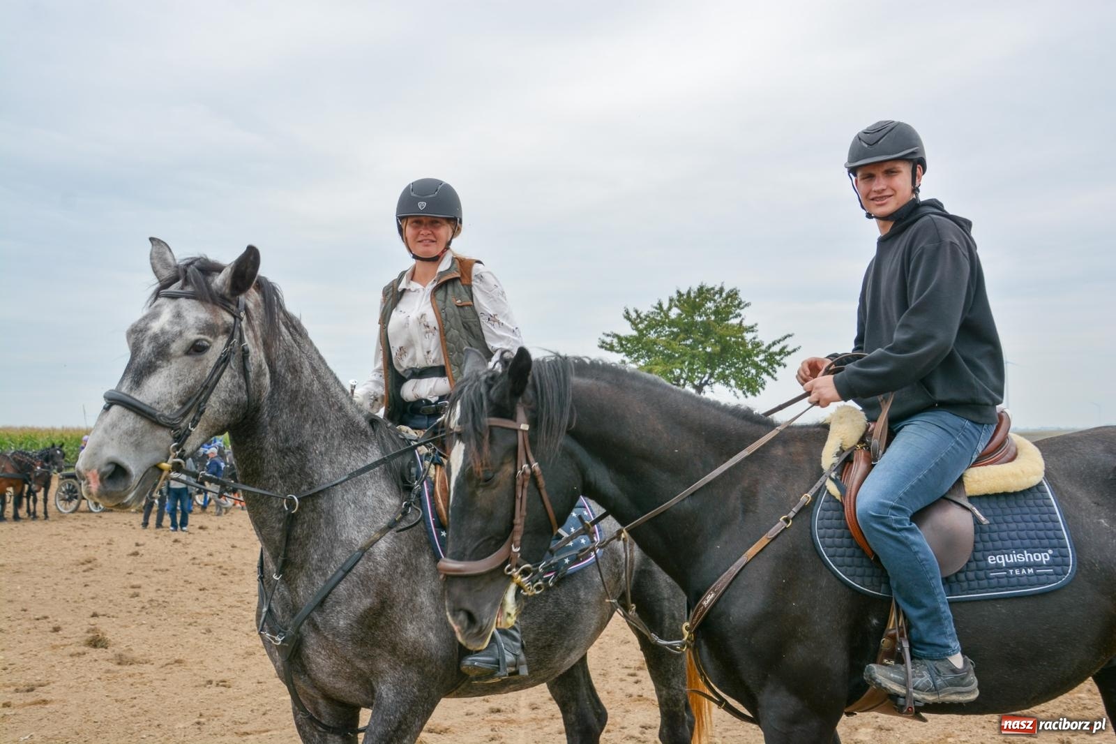 Zdjęcie w galerii na portalu naszraciborz.pl: Hubertus w Żerdzinach – emocje na końskim grzbiecie i nowe atrakcje dla miłośników jeździectwa wiadomości z regionu