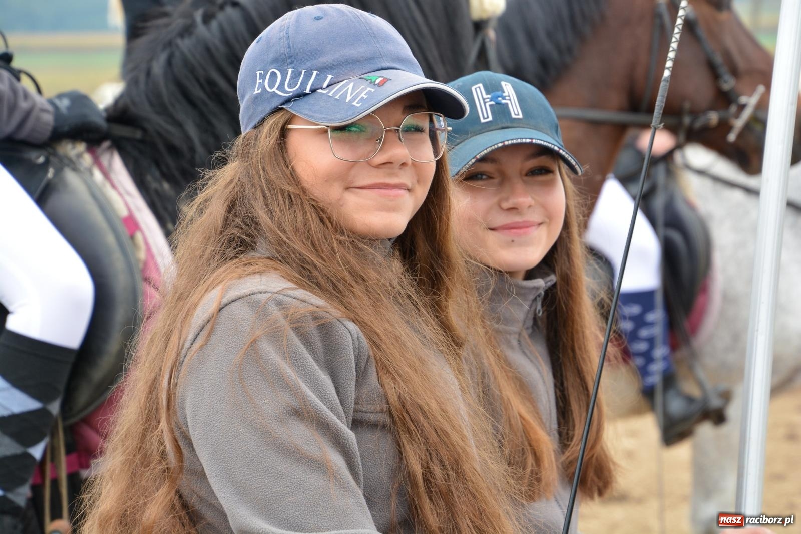 Zdjęcie w galerii na portalu naszraciborz.pl: Hubertus w Żerdzinach – emocje na końskim grzbiecie i nowe atrakcje dla miłośników jeździectwa wiadomości z regionu