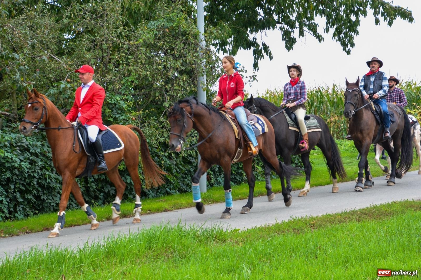 Zdjęcie w galerii na portalu naszraciborz.pl: Hubertus w Żerdzinach – emocje na końskim grzbiecie i nowe atrakcje dla miłośników jeździectwa wiadomości z regionu